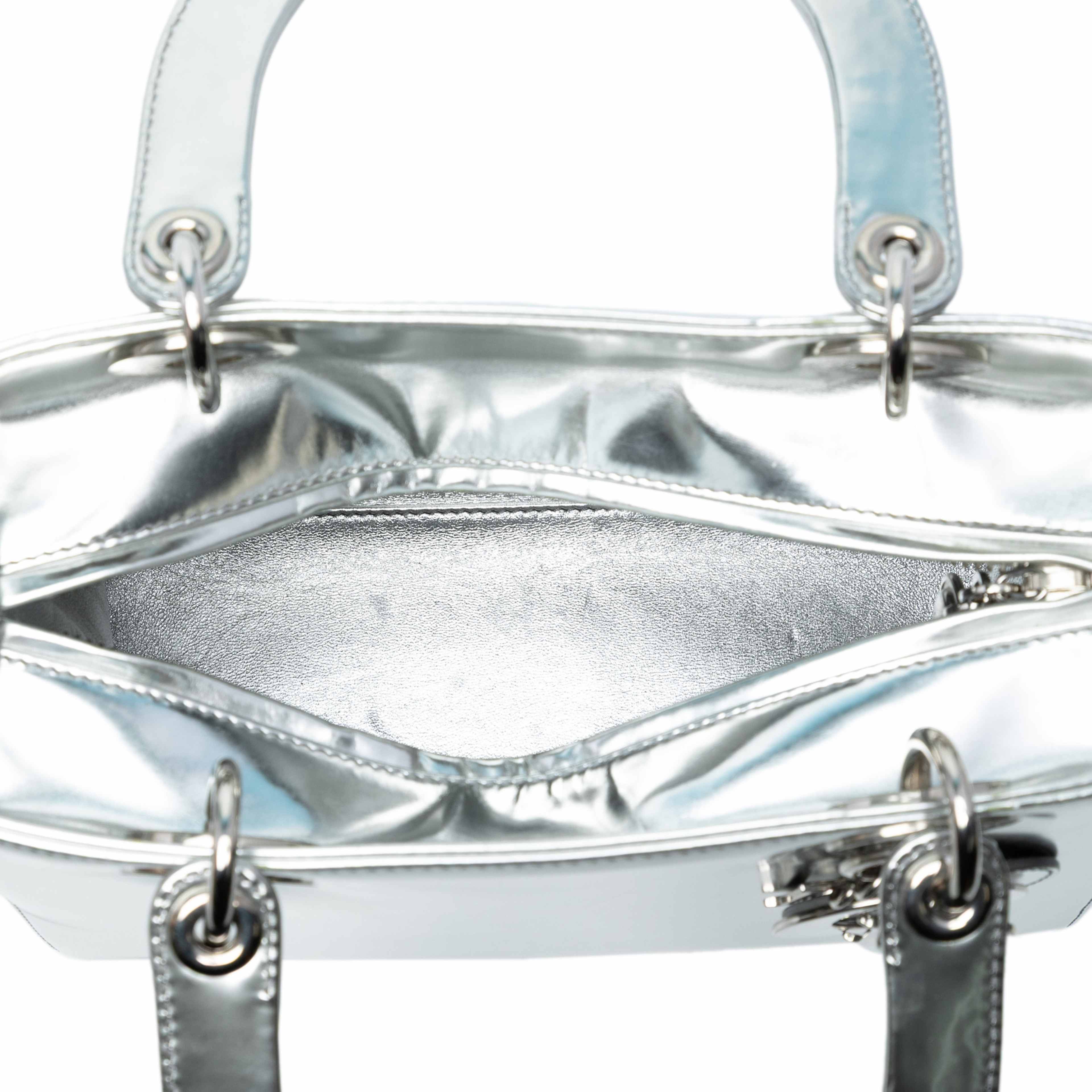 Dior Medium Metallic Patent Lady Dior, från Luxclusif, i färgen silver. Klicka för att öppna bilden i stort format