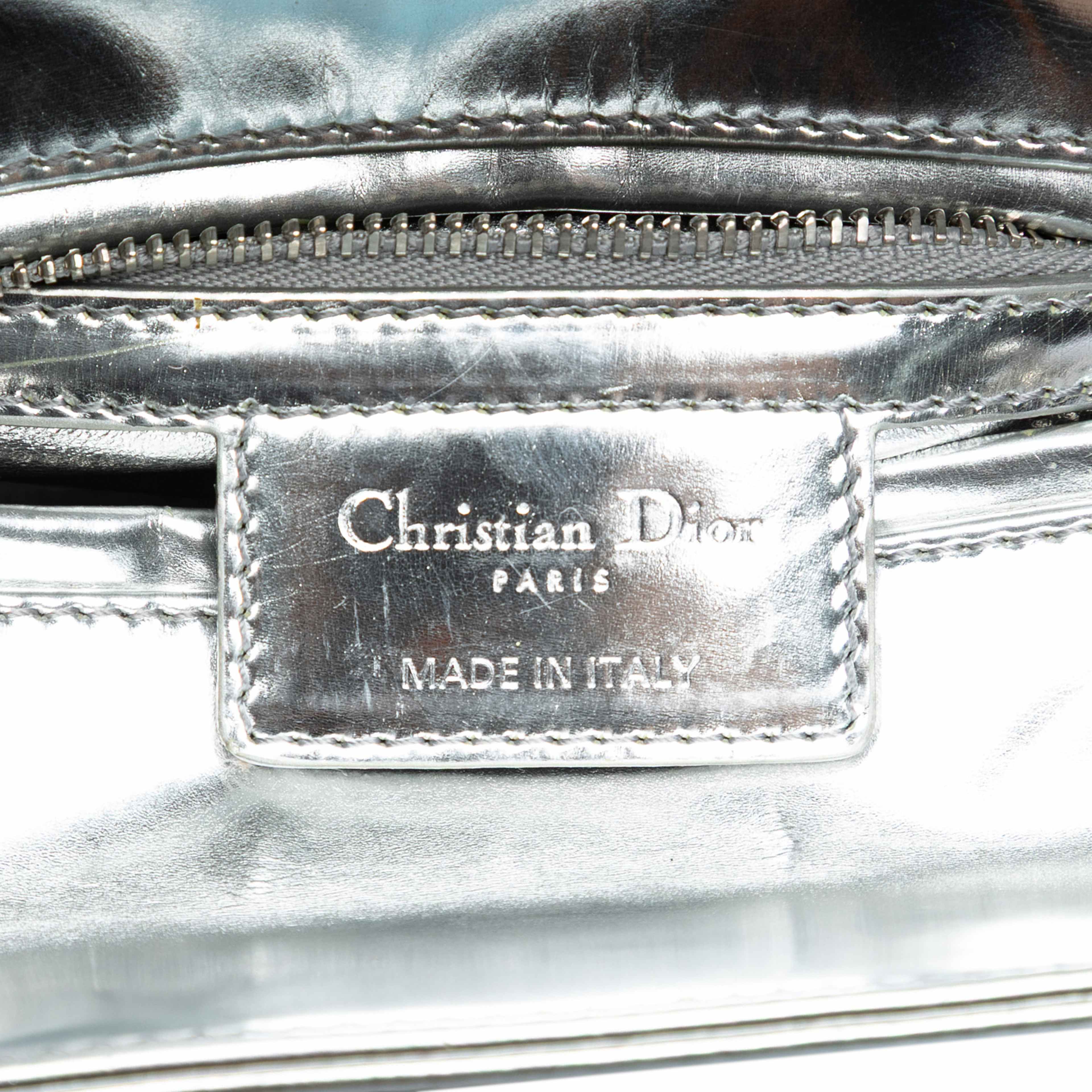 Dior Medium Metallic Patent Lady Dior, från Luxclusif, i färgen silver. Klicka för att öppna bilden i stort format