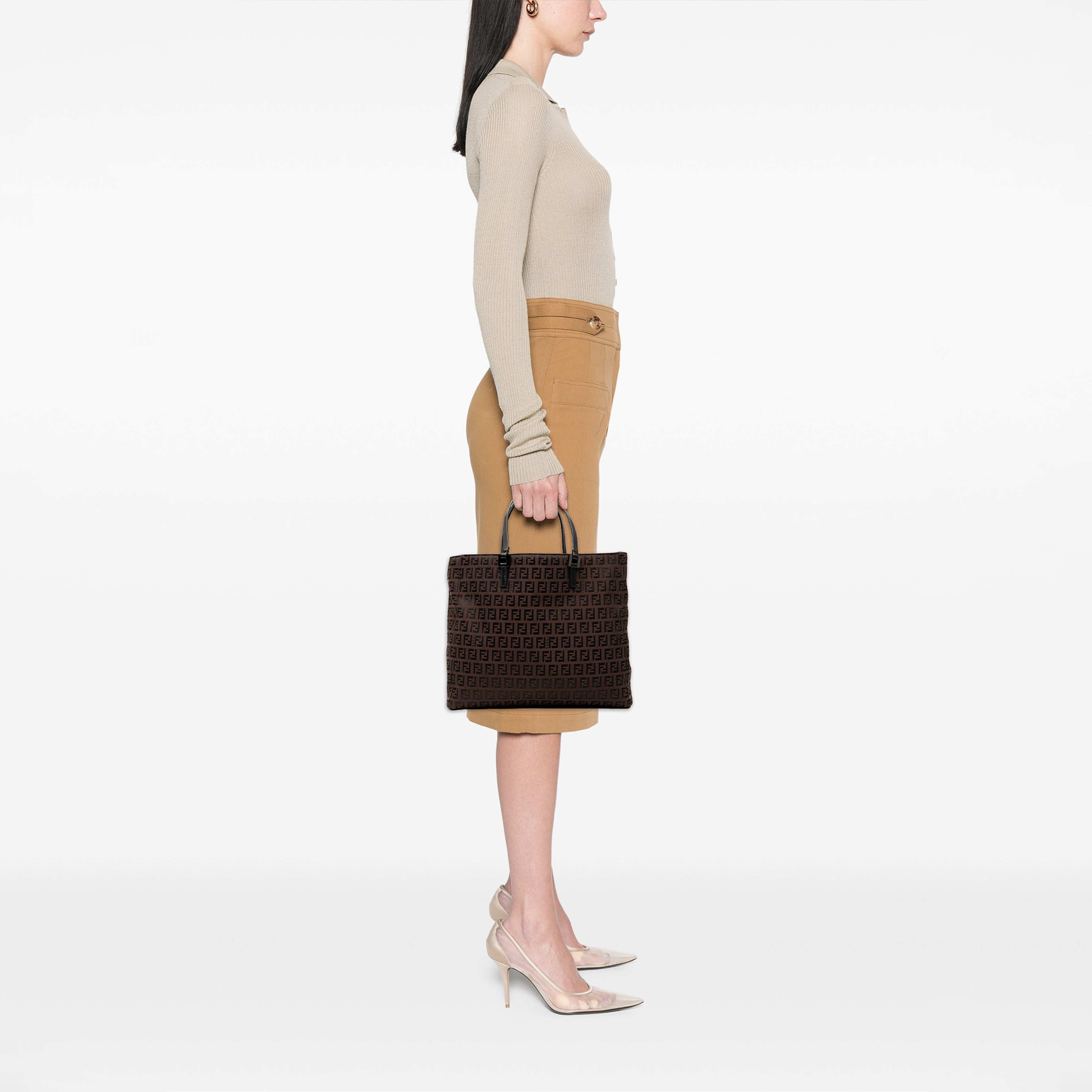 Fendi Zucchino Canvas Tote, från Luxclusif, i färgen brun. Klicka för att öppna bilden i stort format