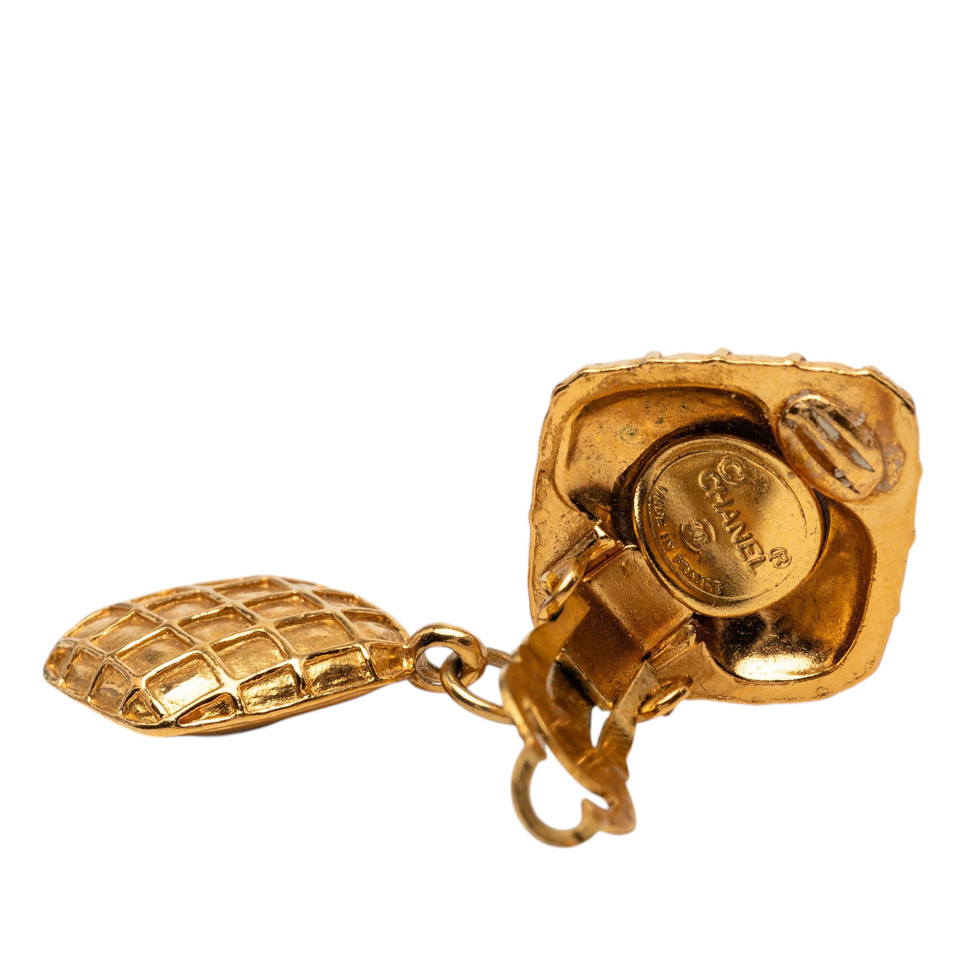 Chanel Gold Plated Quilted Diamond Shape Strass Drop Clip On Earrings, från Luxclusif, i färgen gold. Klicka för att öppna bilden i stort format