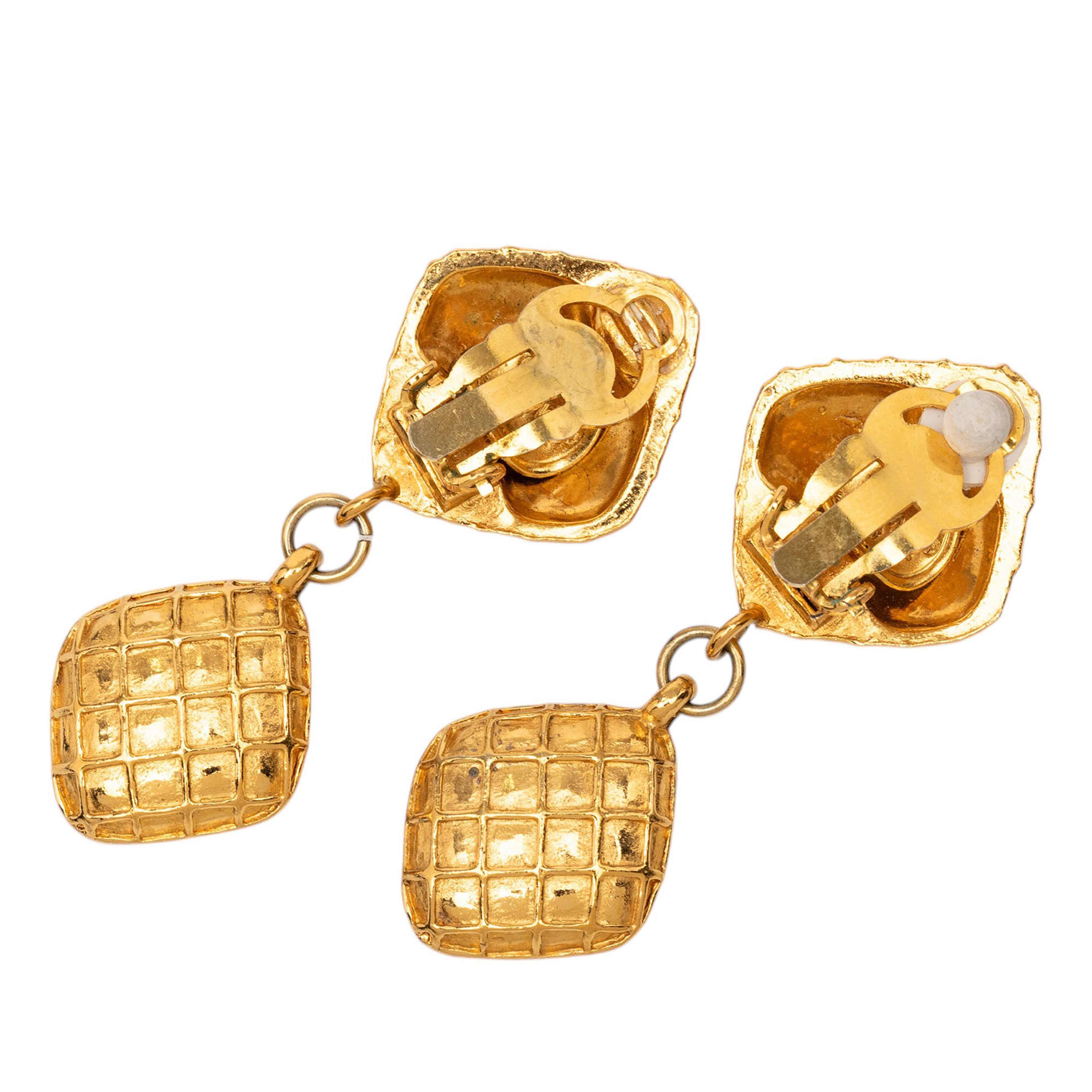 Chanel Gold Plated Quilted Diamond Shape Strass Drop Clip On Earrings, från Luxclusif, i färgen gold. Klicka för att öppna bilden i stort format