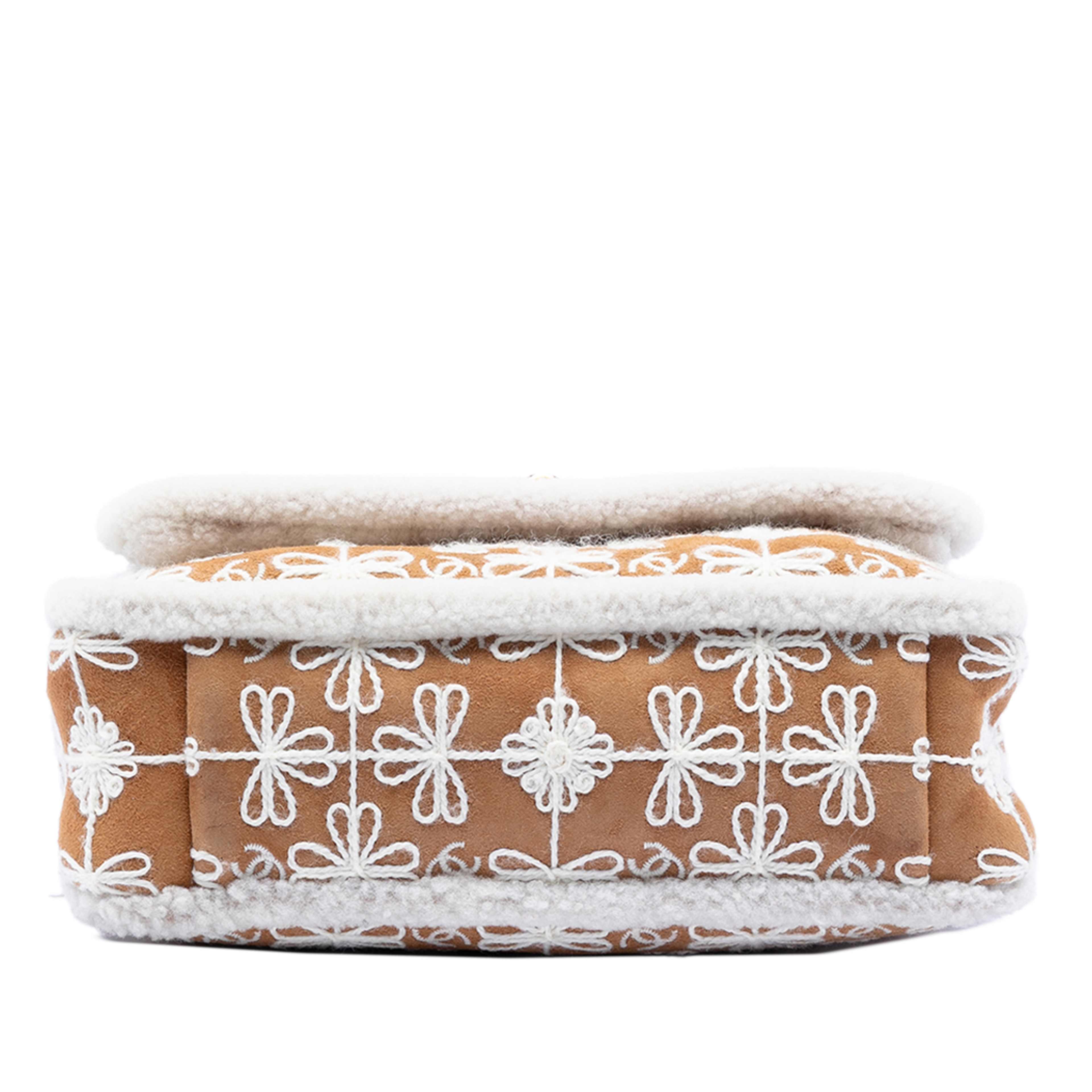 Chanel Medium Embroidered Suede 19 Flap With Shearling Trim, från Luxclusif, i färgen brown. Klicka för att öppna bilden i stort format