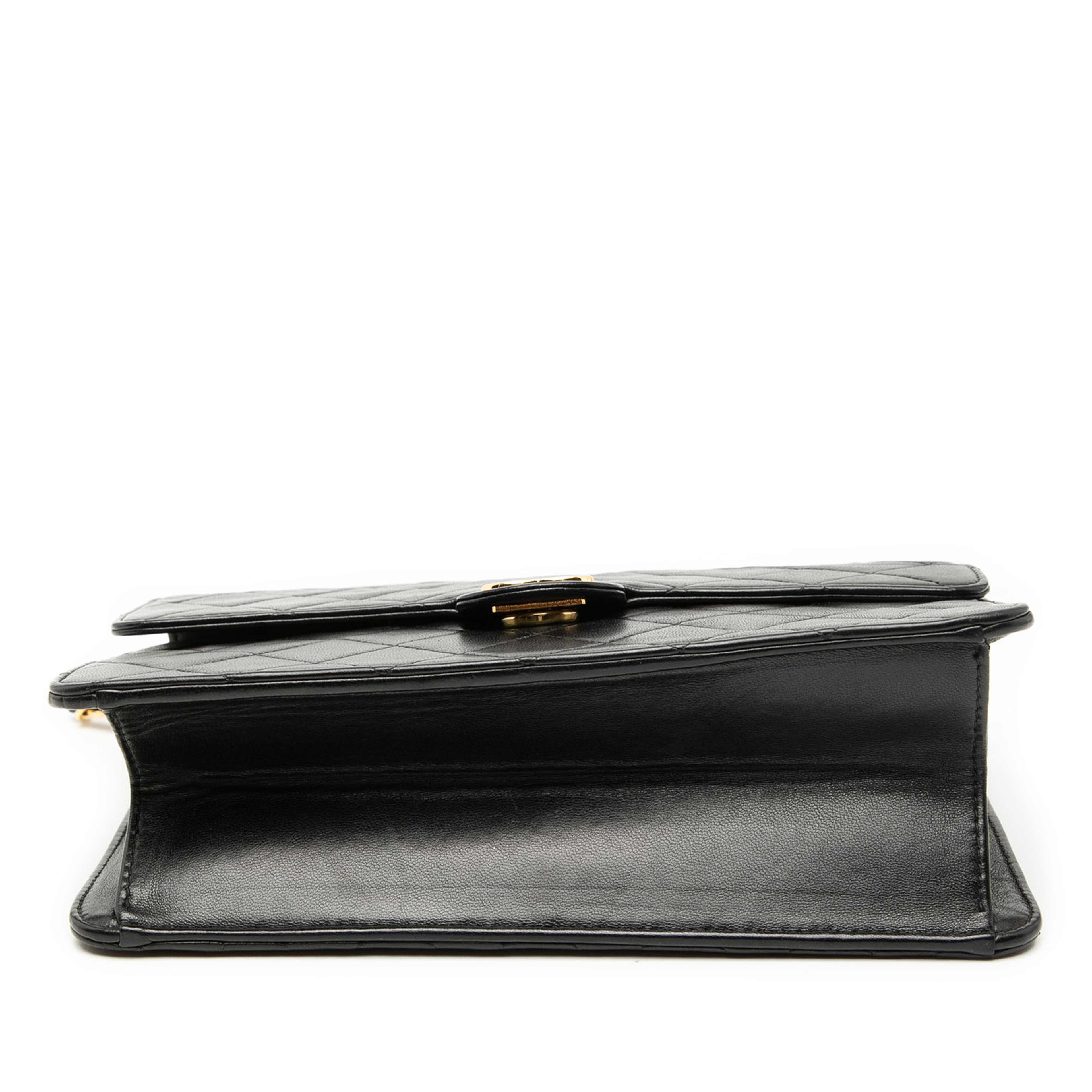 Chanel Small Cc Quilted Lambskin Single Flap, från Luxclusif, i färgen black. Klicka för att öppna bilden i stort format