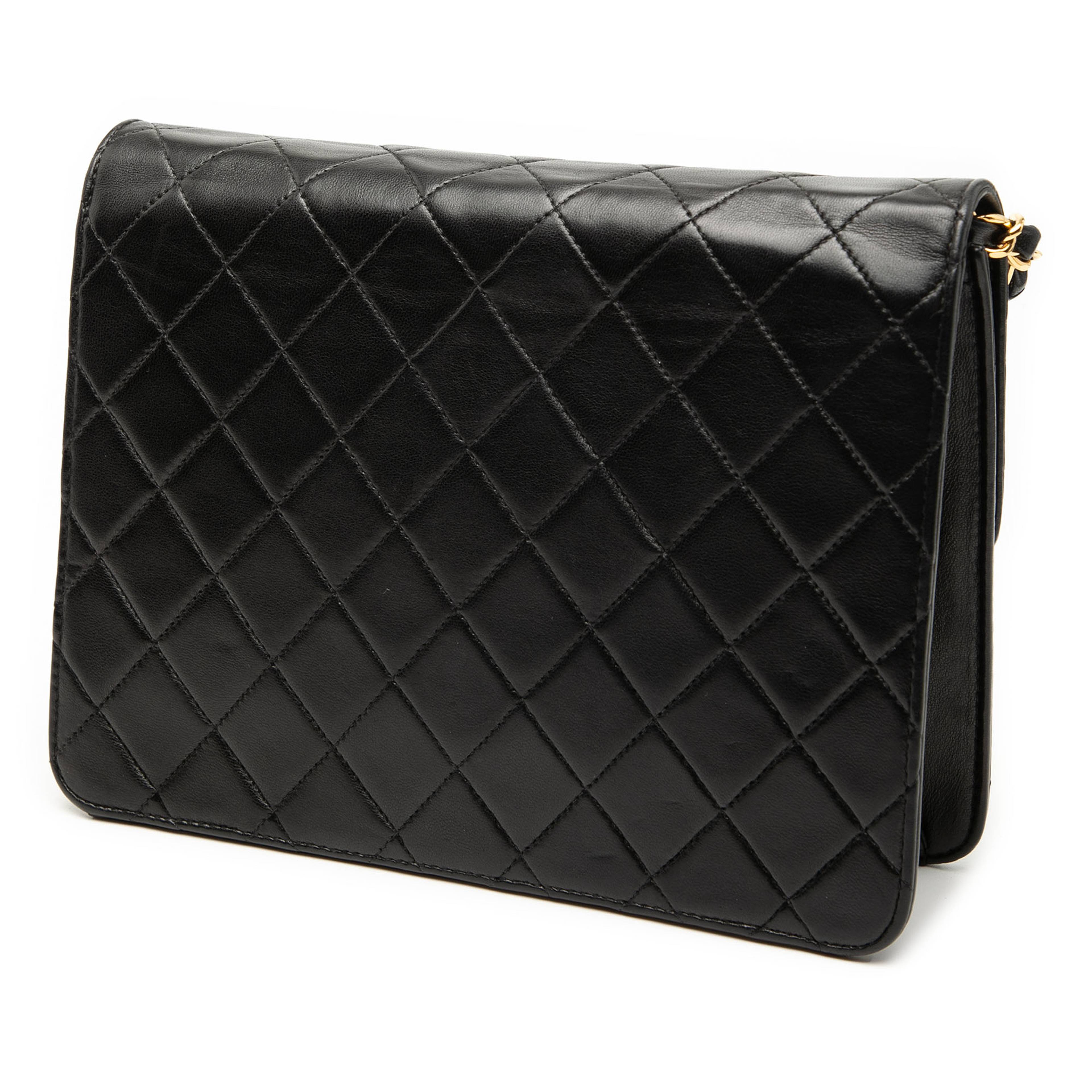 Chanel Small Cc Quilted Lambskin Single Flap, från Luxclusif, i färgen black. Klicka för att öppna bilden i stort format