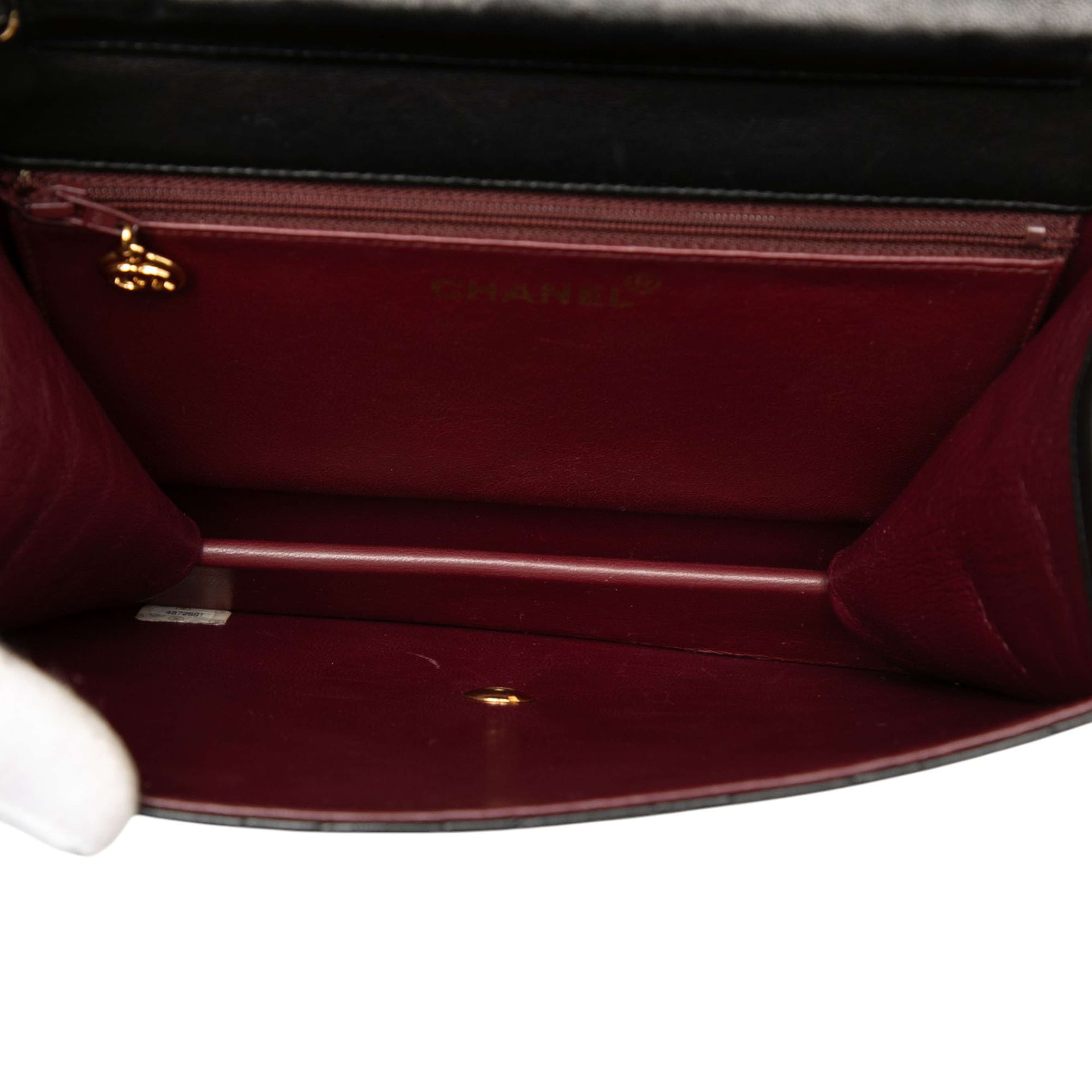 Chanel Small Cc Quilted Lambskin Single Flap, från Luxclusif, i färgen black. Klicka för att öppna bilden i stort format