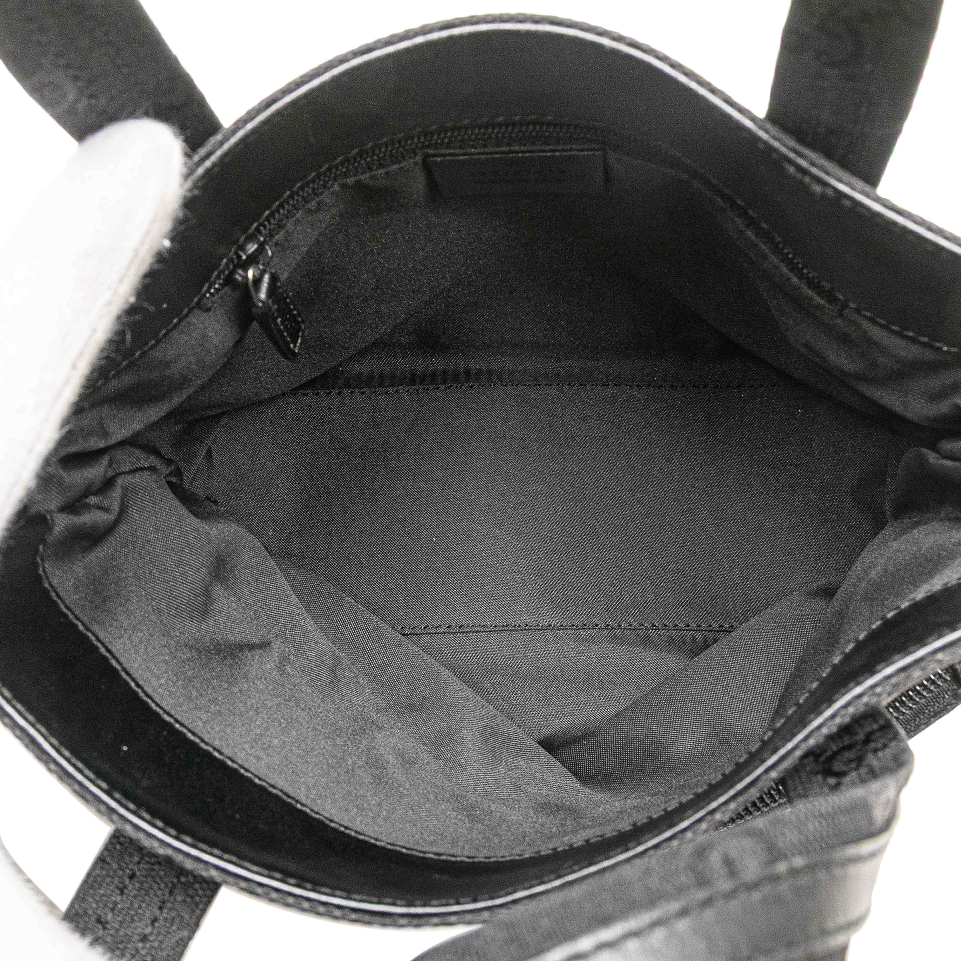 Gucci Gg Canvas Handbag, från Luxclusif, i färgen black.