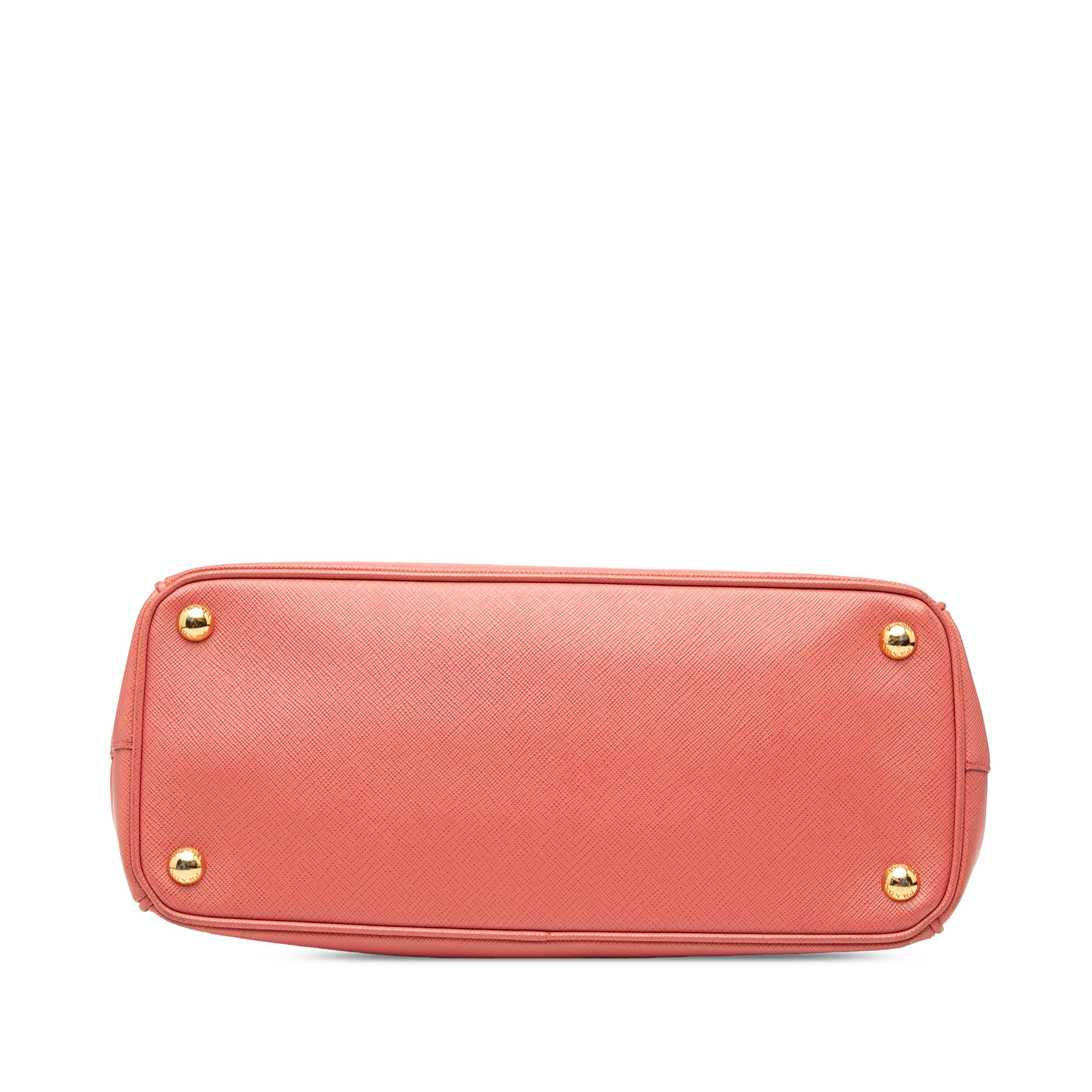 Prada Small Saffiano Lux Galleria Double Zip Satchel, från Luxclusif, i färgen blush. Klicka för att öppna bilden i stort format