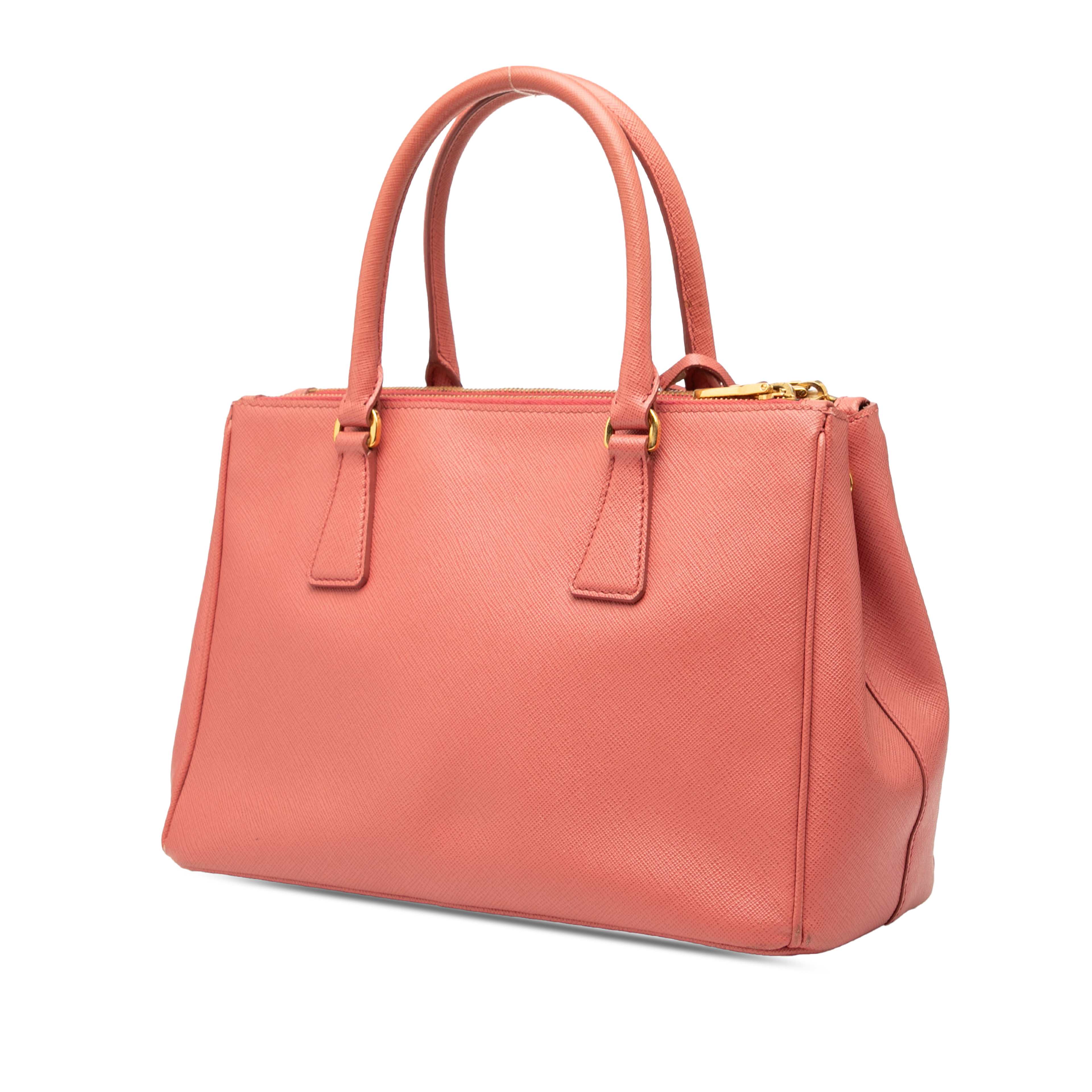 Prada Small Saffiano Lux Galleria Double Zip Satchel, från Luxclusif, i färgen blush. Klicka för att öppna bilden i stort format