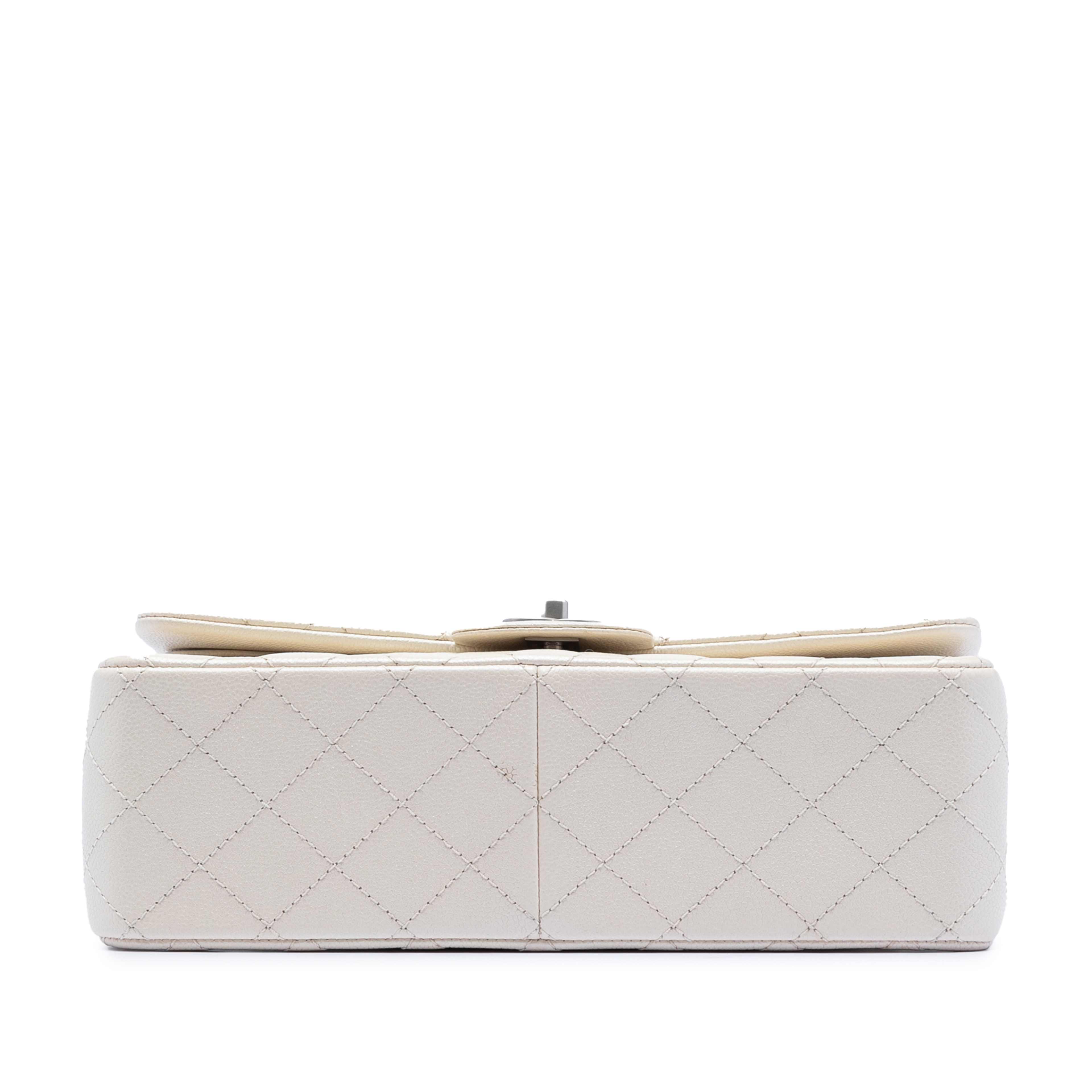 Chanel Jumbo Classic Iridescent Caviar Double Flap, från Luxclusif, i färgen ivory. Klicka för att öppna bilden i stort format