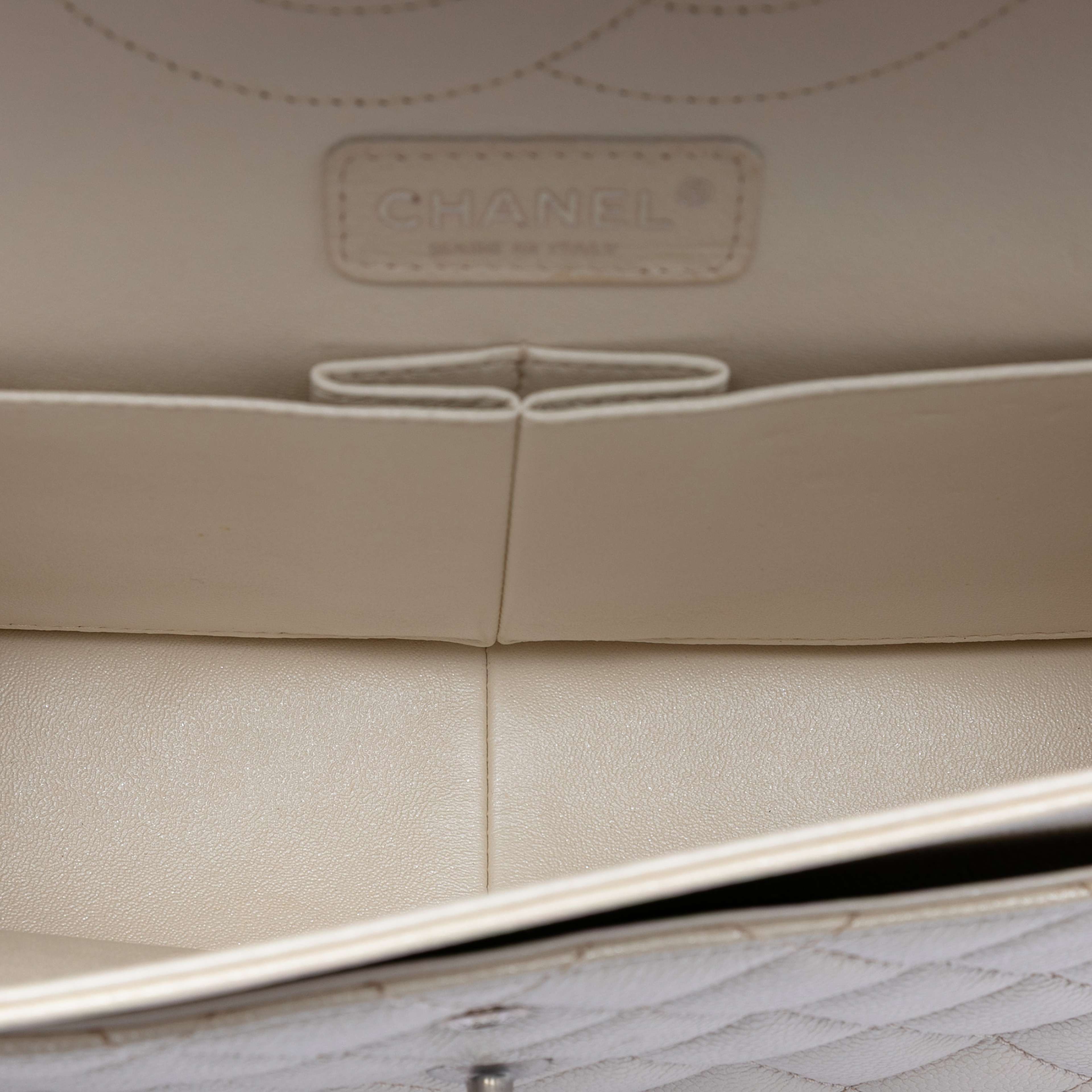 Chanel Jumbo Classic Iridescent Caviar Double Flap, från Luxclusif, i färgen ivory. Klicka för att öppna bilden i stort format