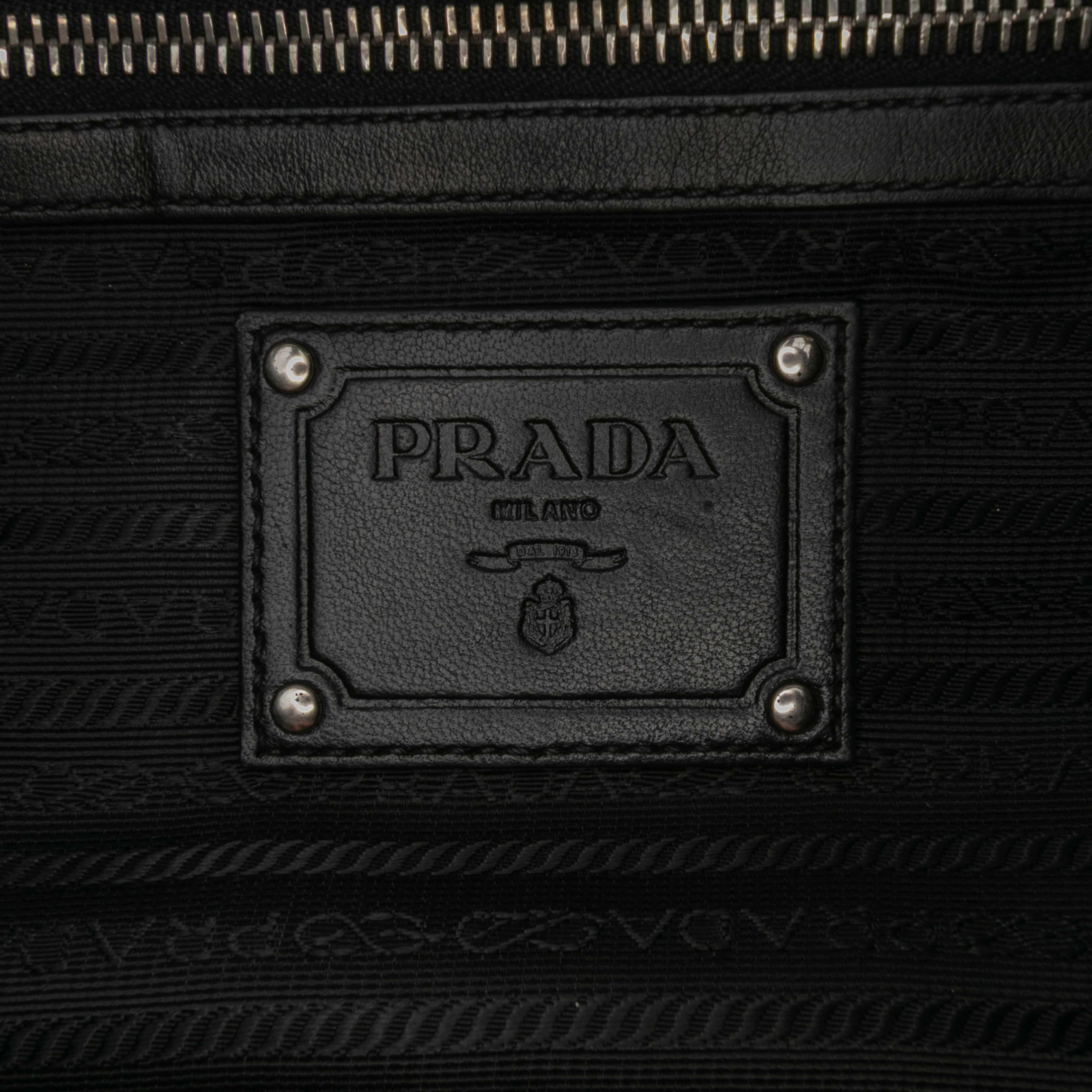Prada Tessuto Nappa Waves Tote, från Luxclusif, i färgen black. Klicka för att öppna bilden i stort format