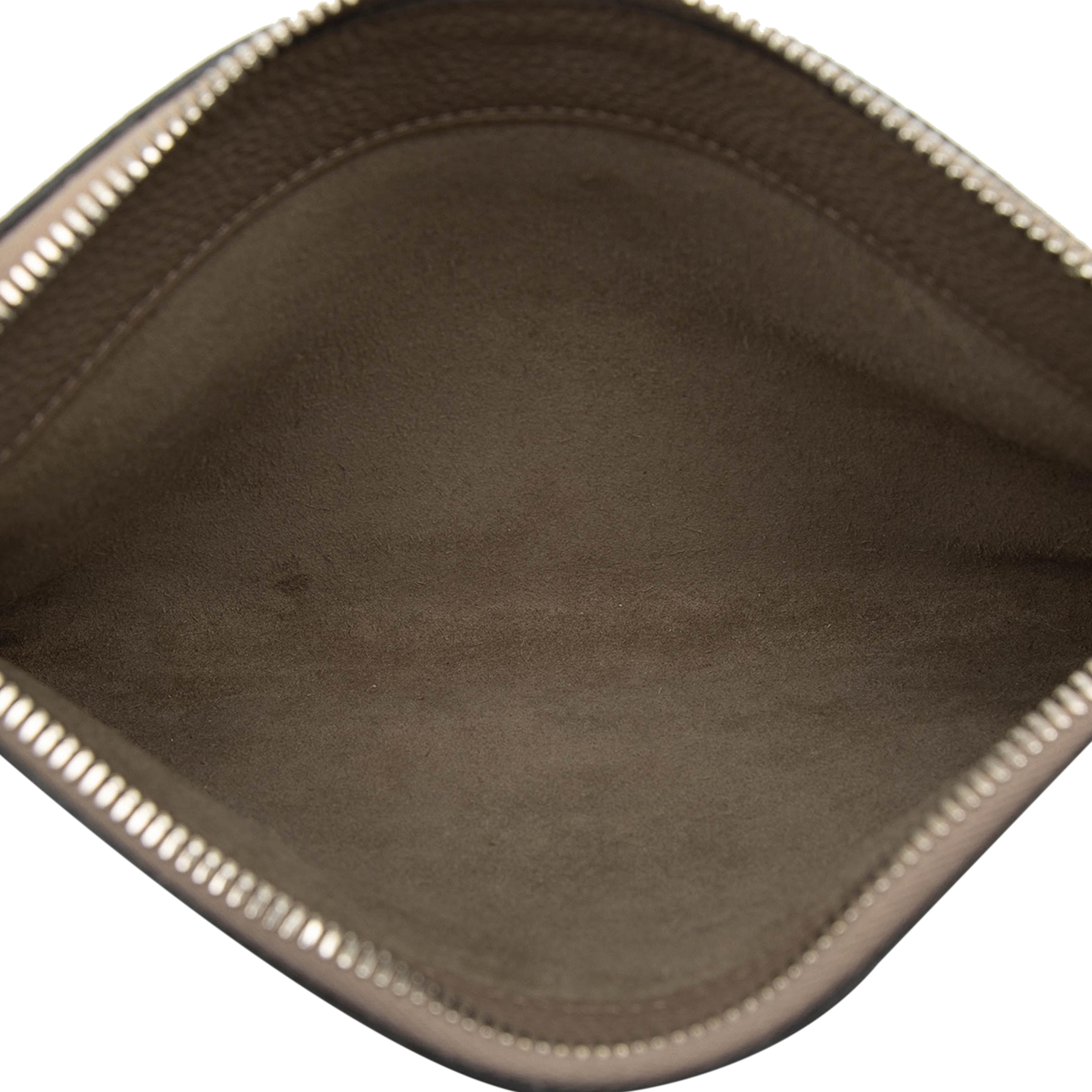 Hermès Togo Bazar Pouch Pm, från Luxclusif, i färgen brun. Klicka för att öppna bilden i stort format