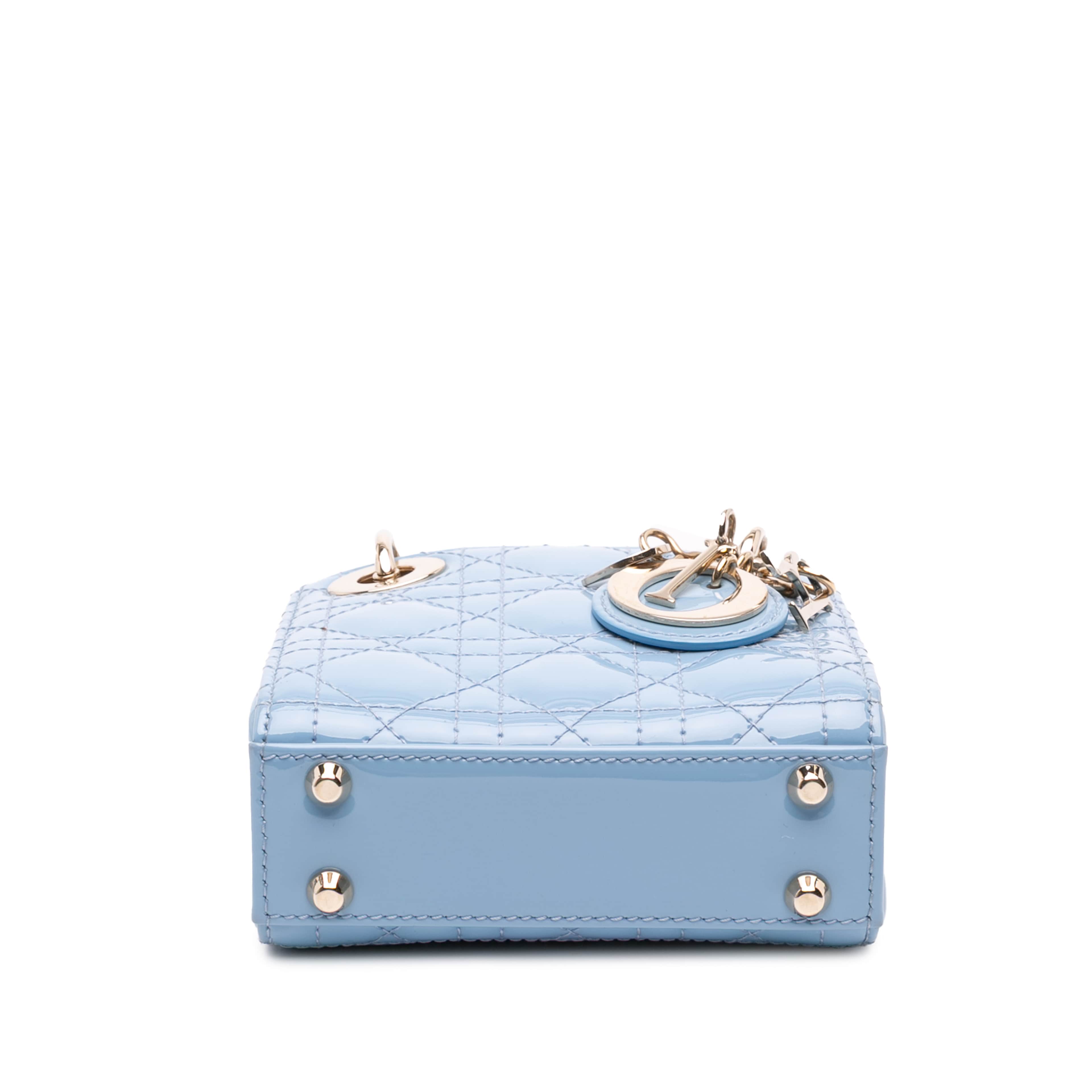 Dior Micro Patent Cannage Lady Dior, från Luxclusif, i färgen light blue. Klicka för att öppna bilden i stort format