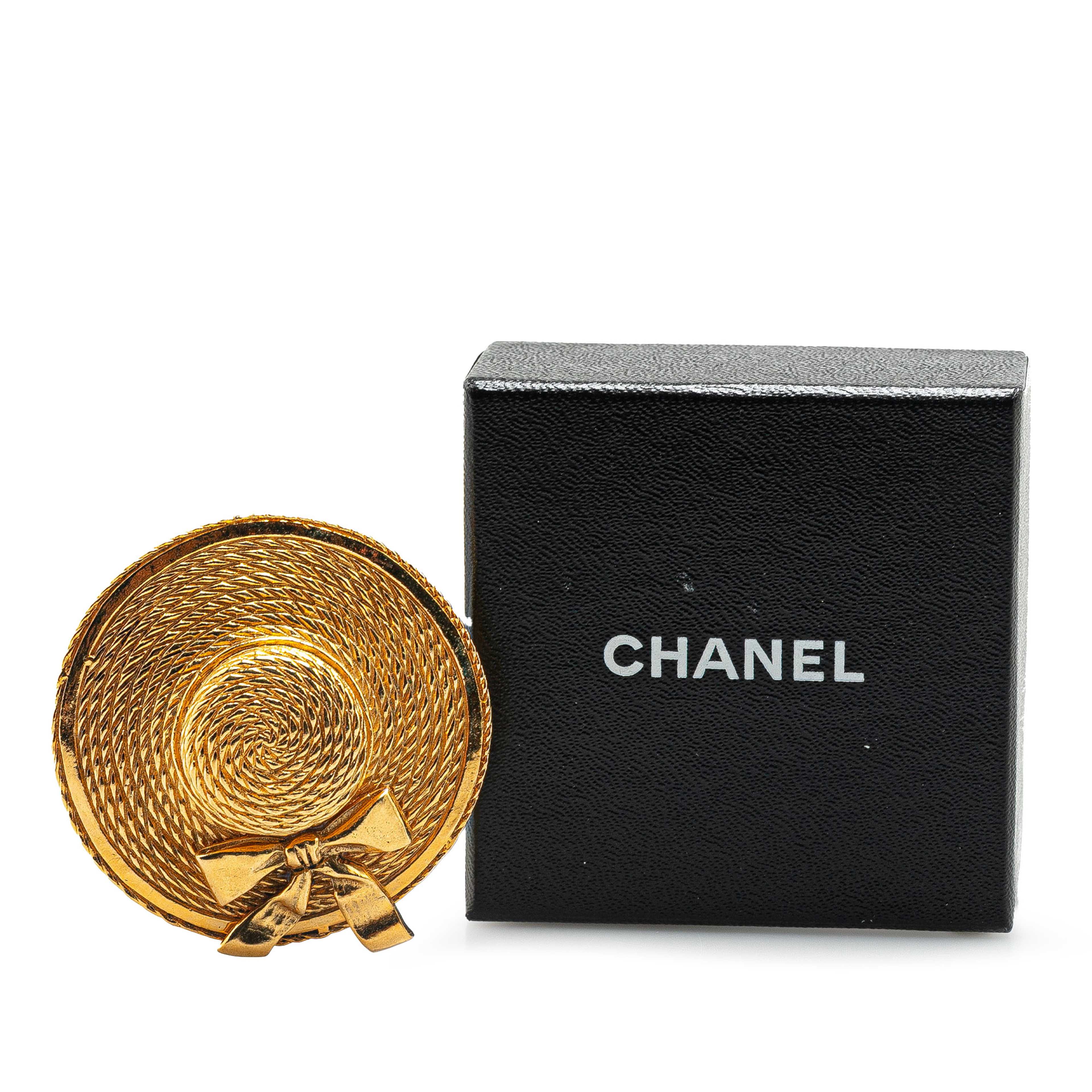 Chanel Gold Plated Straw Hat Brooch, från Luxclusif, i färgen gold. Klicka för att öppna bilden i stort format