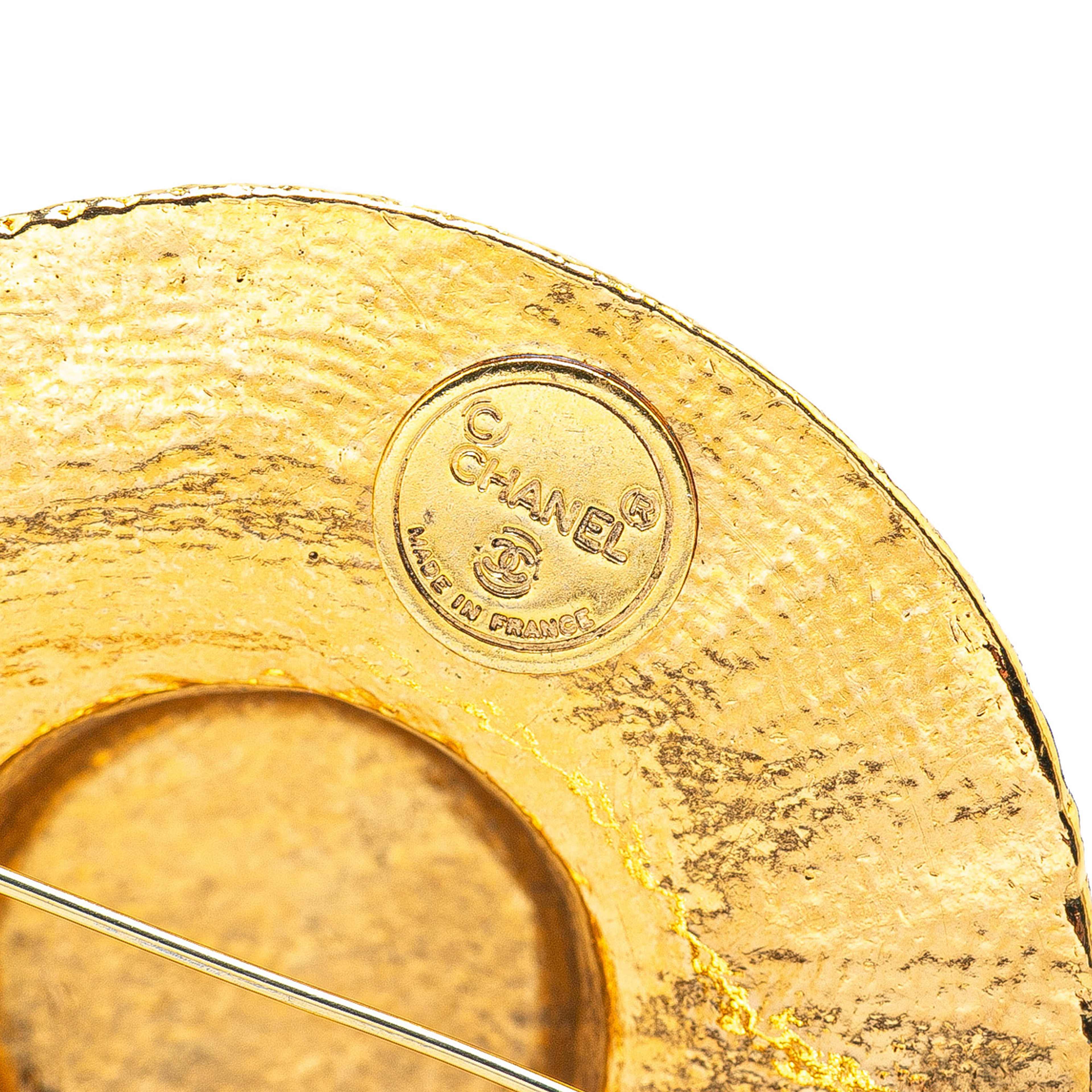 Chanel Gold Plated Straw Hat Brooch, från Luxclusif, i färgen gold. Klicka för att öppna bilden i stort format