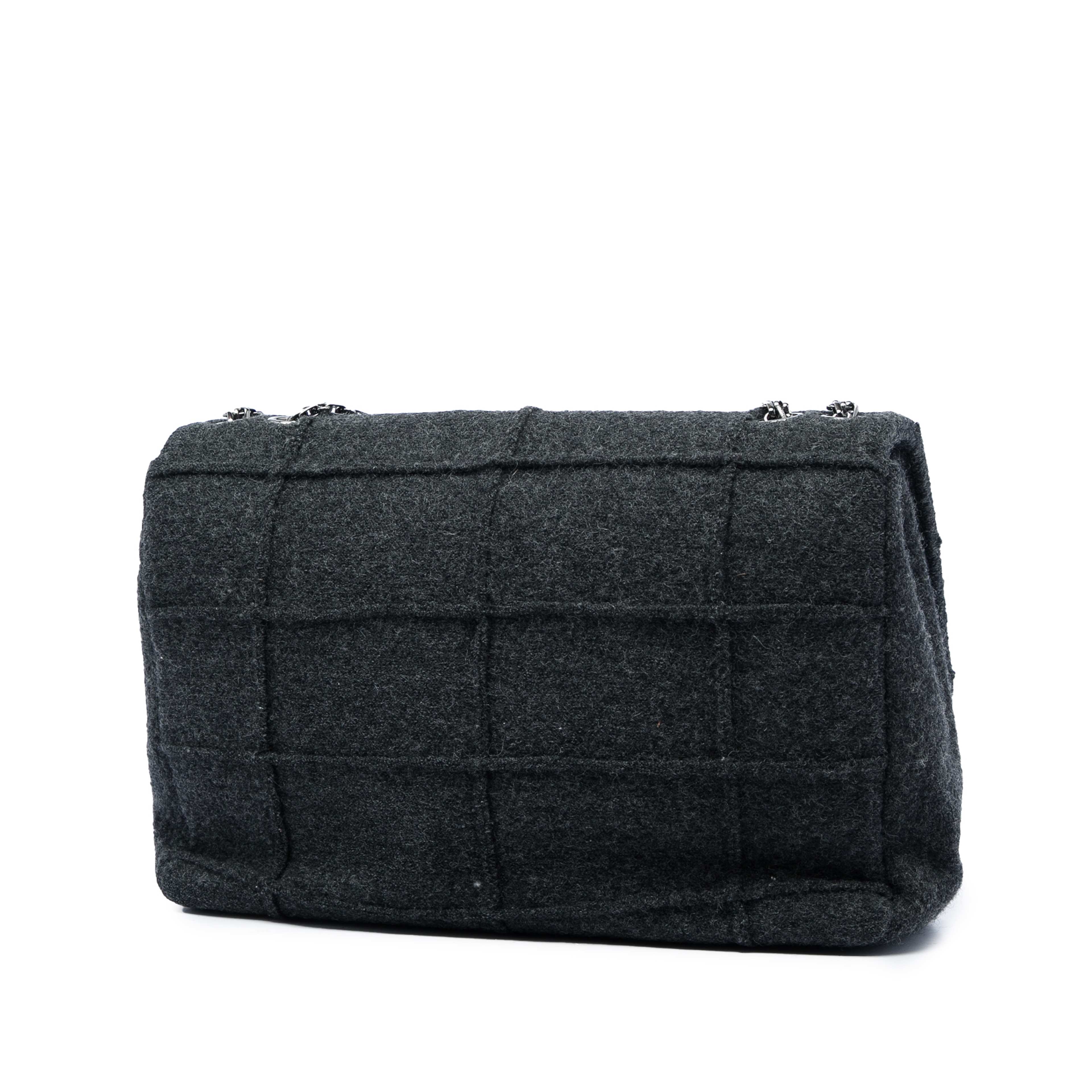 Chanel Identification Jumbo Chocolate Bar Wool Felt Reissue 2.55 Flap, från Luxclusif, i färgen grå. Klicka för att öppna bilden i stort format