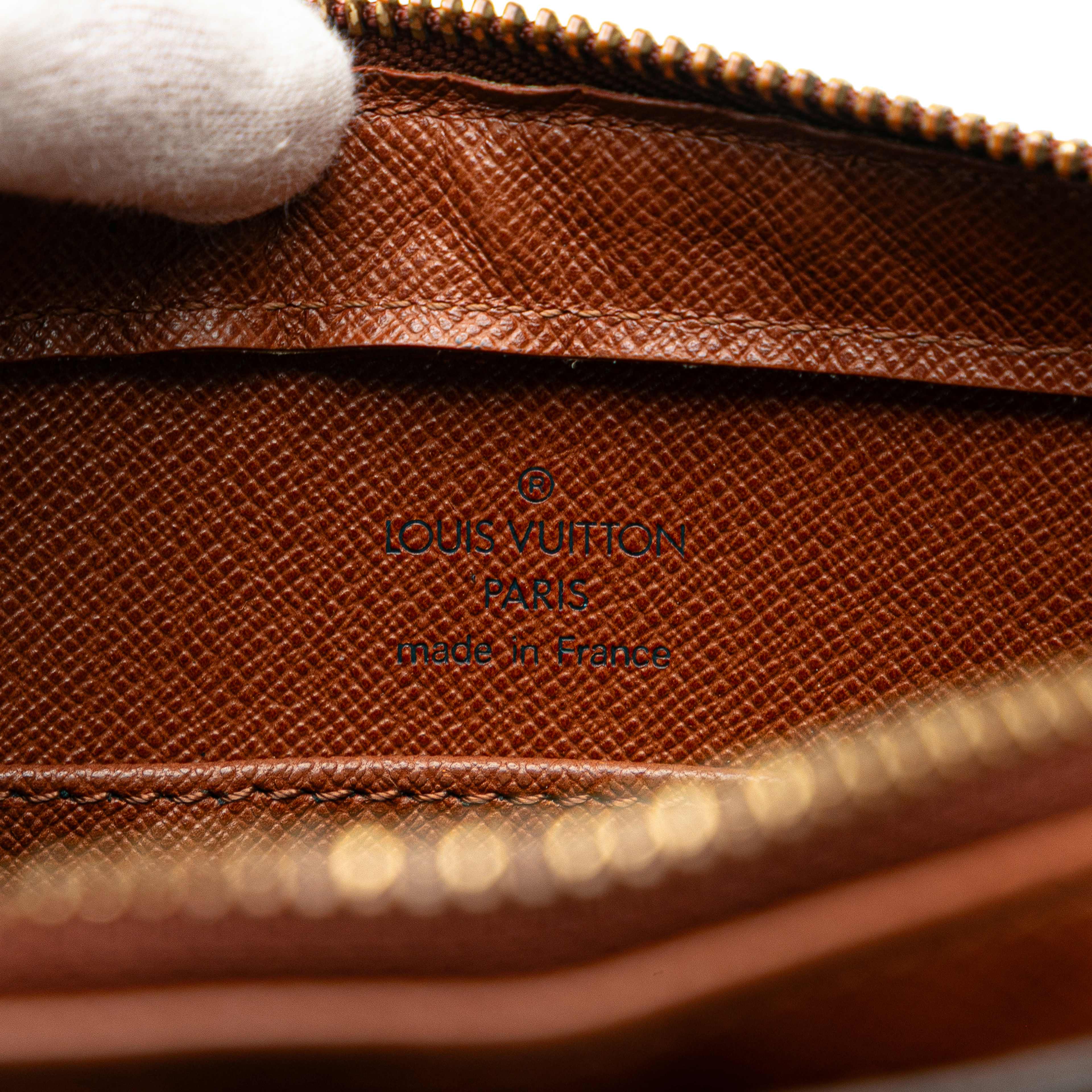 Louis Vuitton Monogram Orsay, från Luxclusif, i färgen brown. Klicka för att öppna bilden i stort format
