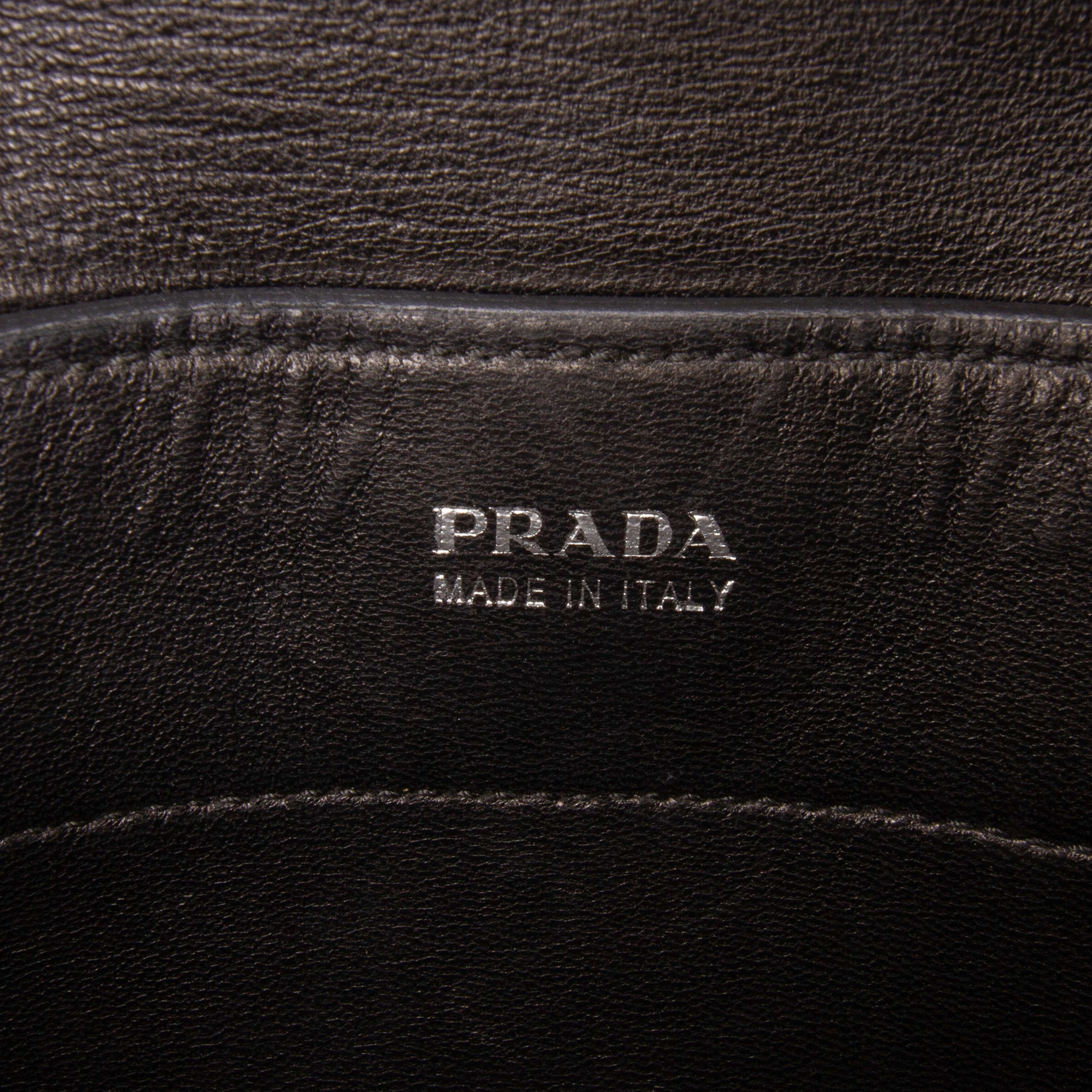 Prada Saffiano Cuir Twist Lock Chain Flap, från Luxclusif, i färgen gray. Klicka för att öppna bilden i stort format