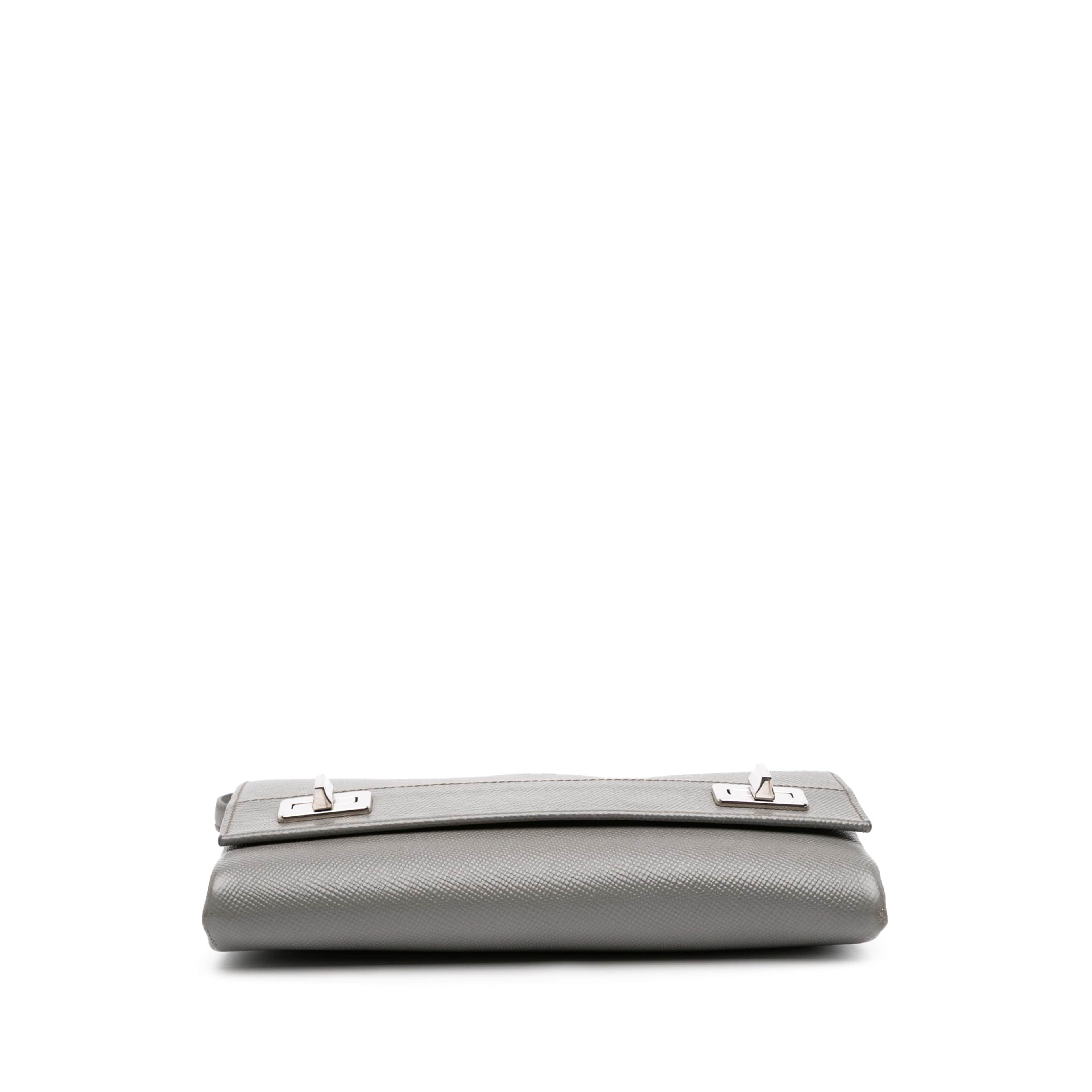 Prada Saffiano Cuir Twist Lock Chain Flap, från Luxclusif, i färgen gray. Klicka för att öppna bilden i stort format