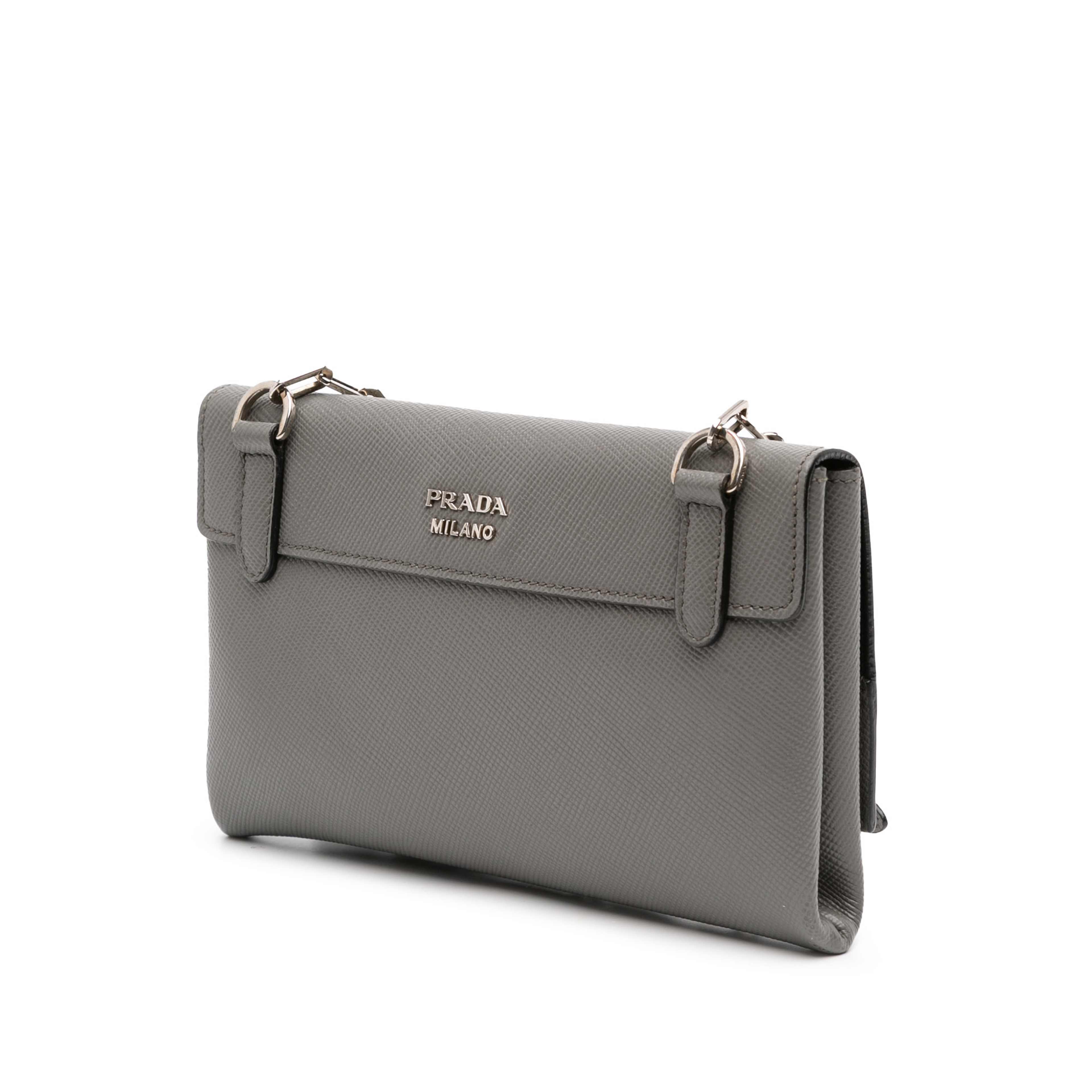 Prada Saffiano Cuir Twist Lock Chain Flap, från Luxclusif, i färgen gray. Klicka för att öppna bilden i stort format