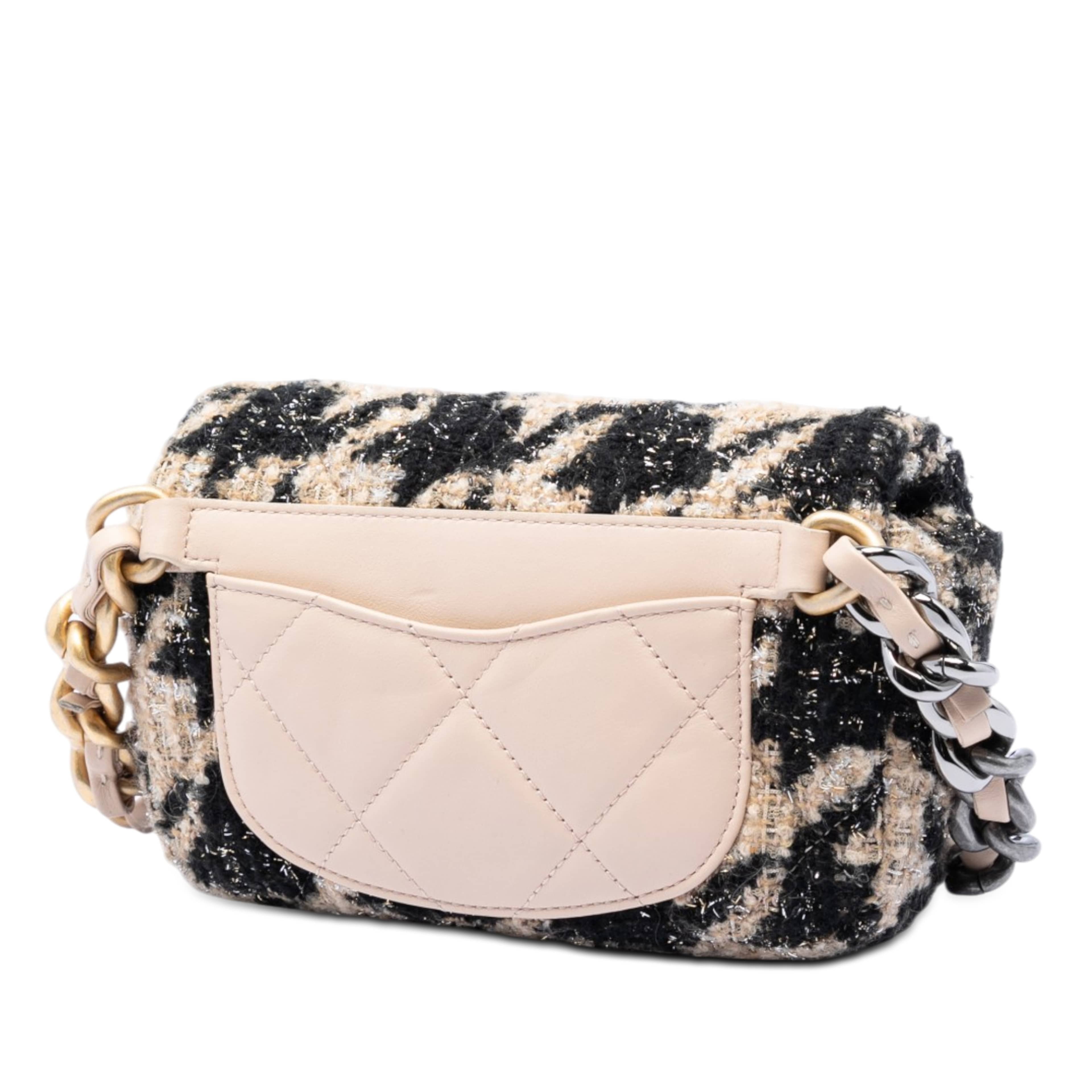 Chanel Houndstooth Tweed 19 Belt Bag, från Luxclusif, i färgen svart. Klicka för att öppna bilden i stort format