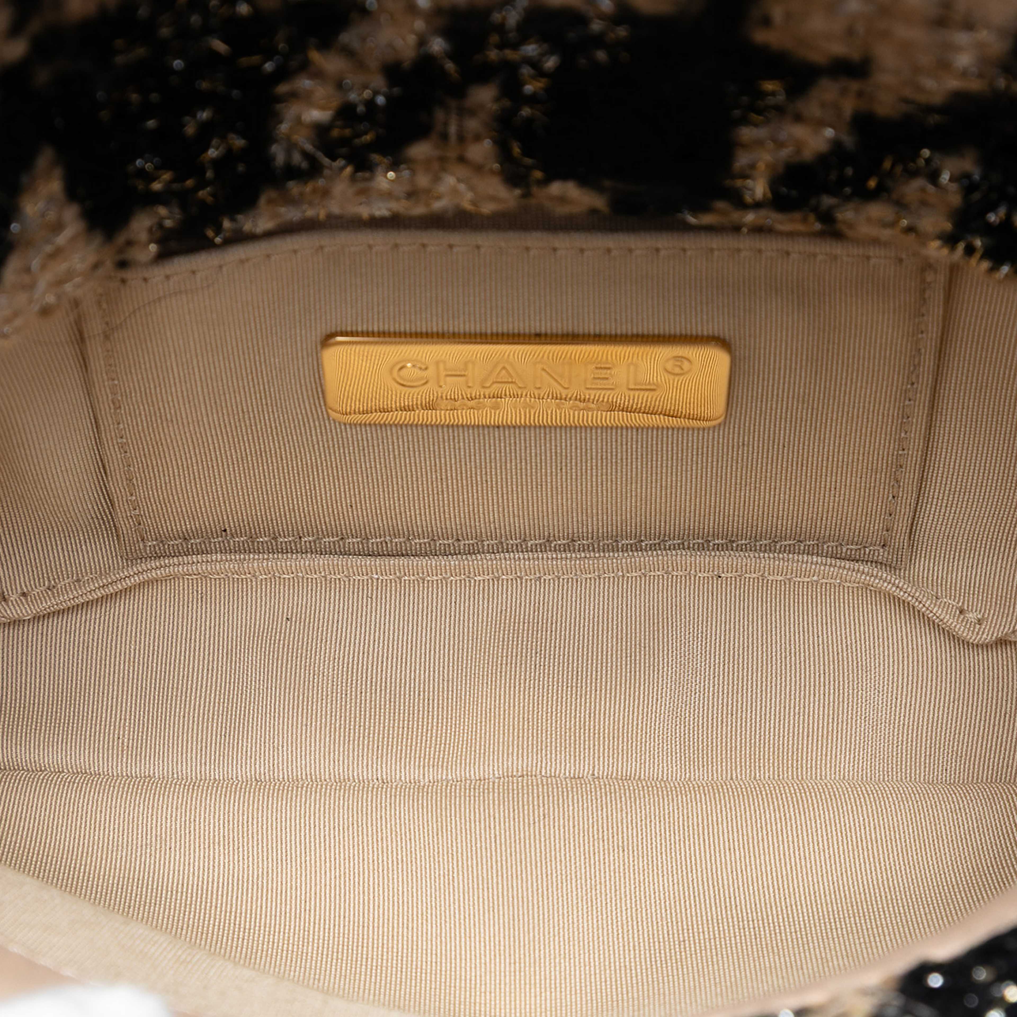 Chanel Houndstooth Tweed 19 Belt Bag, från Luxclusif, i färgen beige. Klicka för att öppna bilden i stort format
