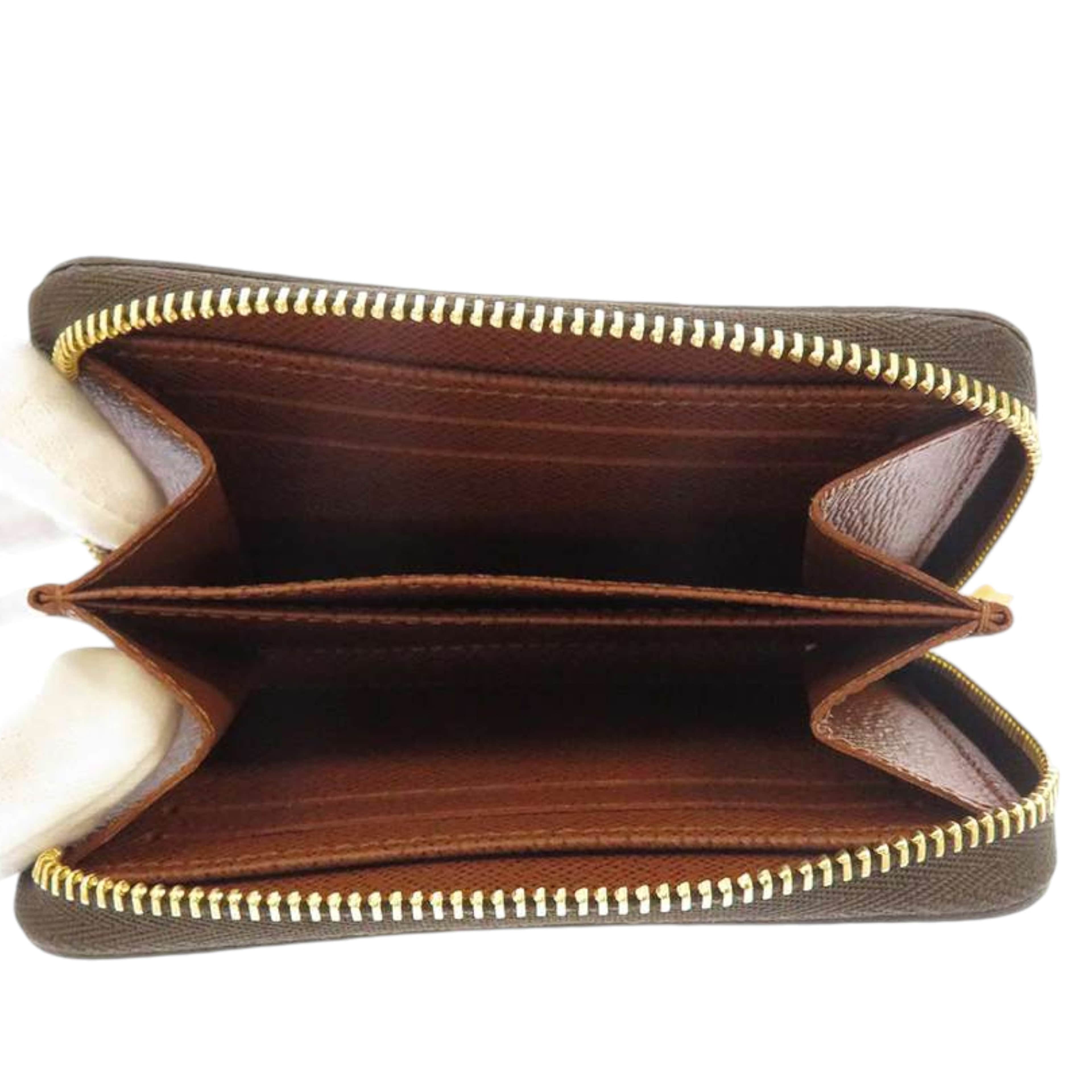 Louis Vuitton Monogram Zippy Coin Pouch, från Luxclusif, i färgen brun. Klicka för att öppna bilden i stort format