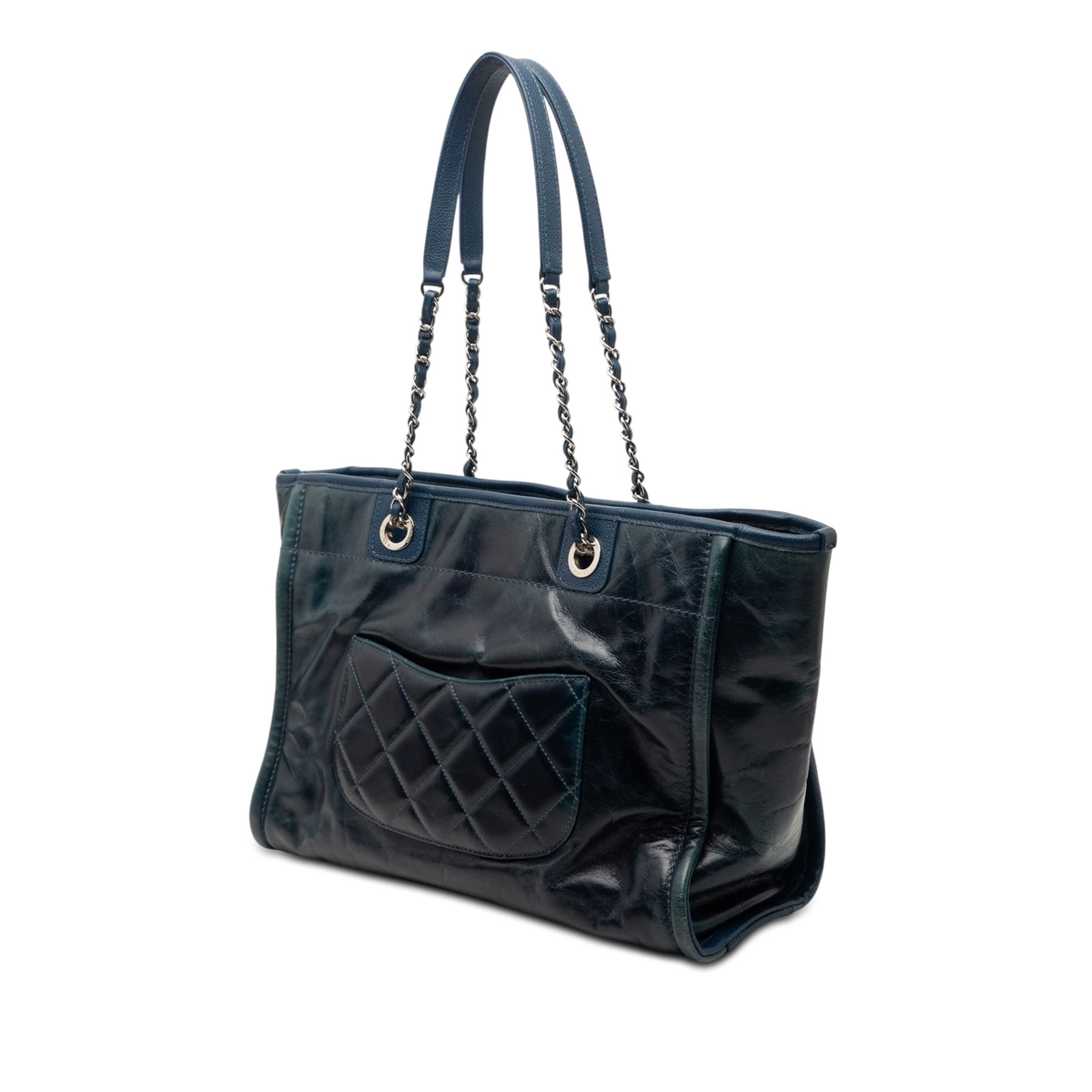 Chanel Small Glazed Calfskin Deauville Tote, från Luxclusif, i färgen dark blue. Klicka för att öppna bilden i stort format