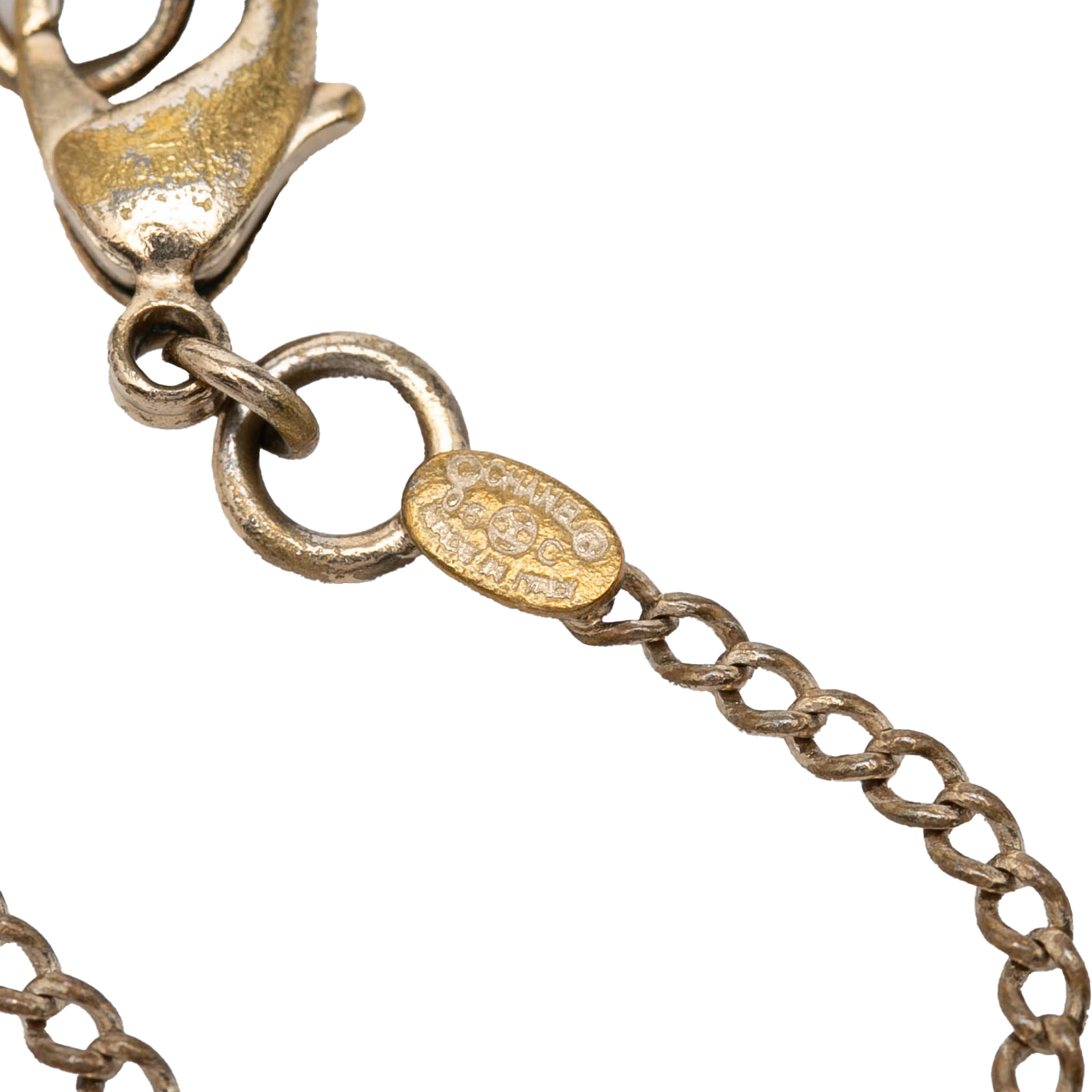 Chanel Cc Gold Plated And Enamel 31 Rue Cambon Charm Bracelet, från Luxclusif, i färgen gold. Klicka för att öppna bilden i stort format
