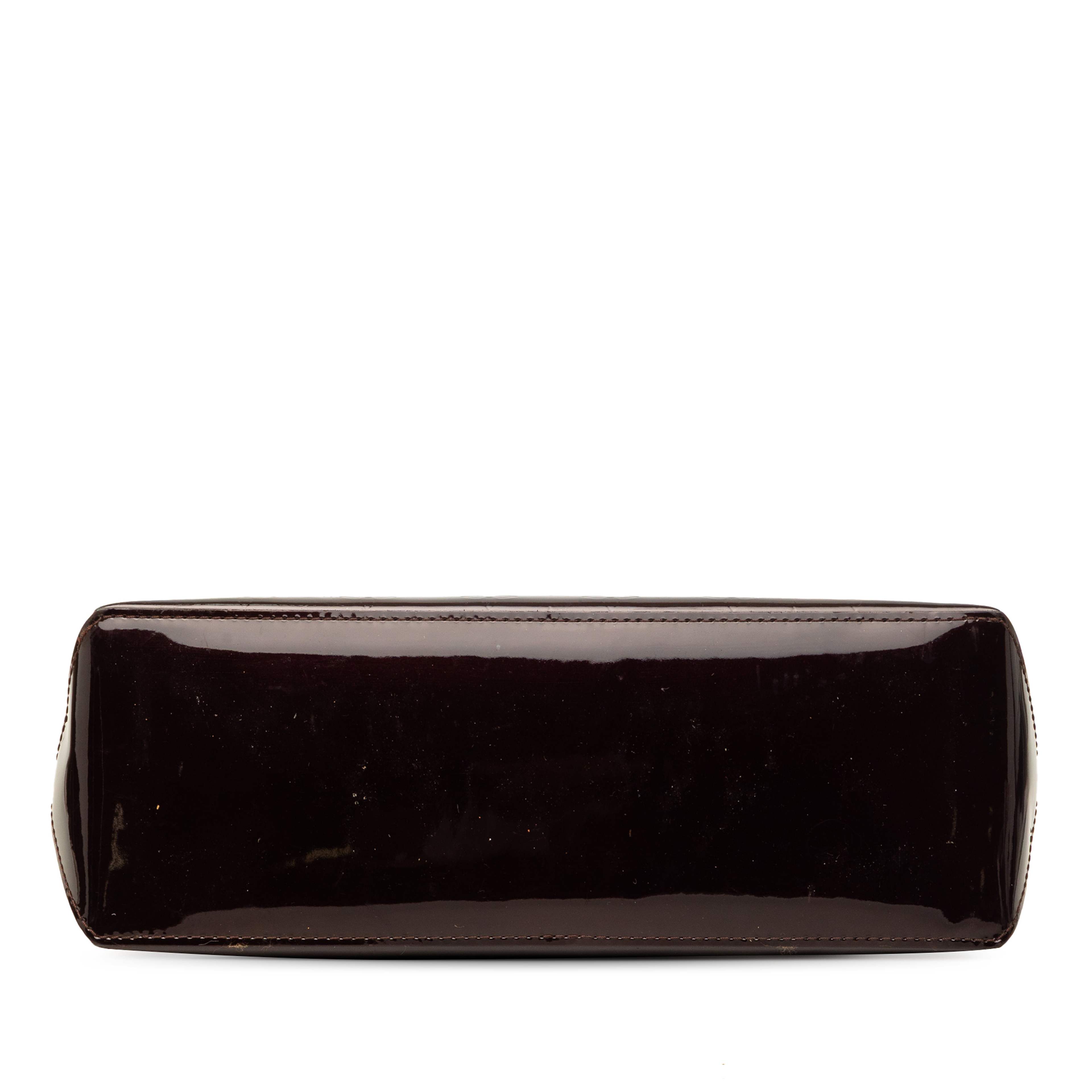 Louis Vuitton Monogram Vernis Wilshire Pm, från Luxclusif, i färgen purpur. Klicka för att öppna bilden i stort format