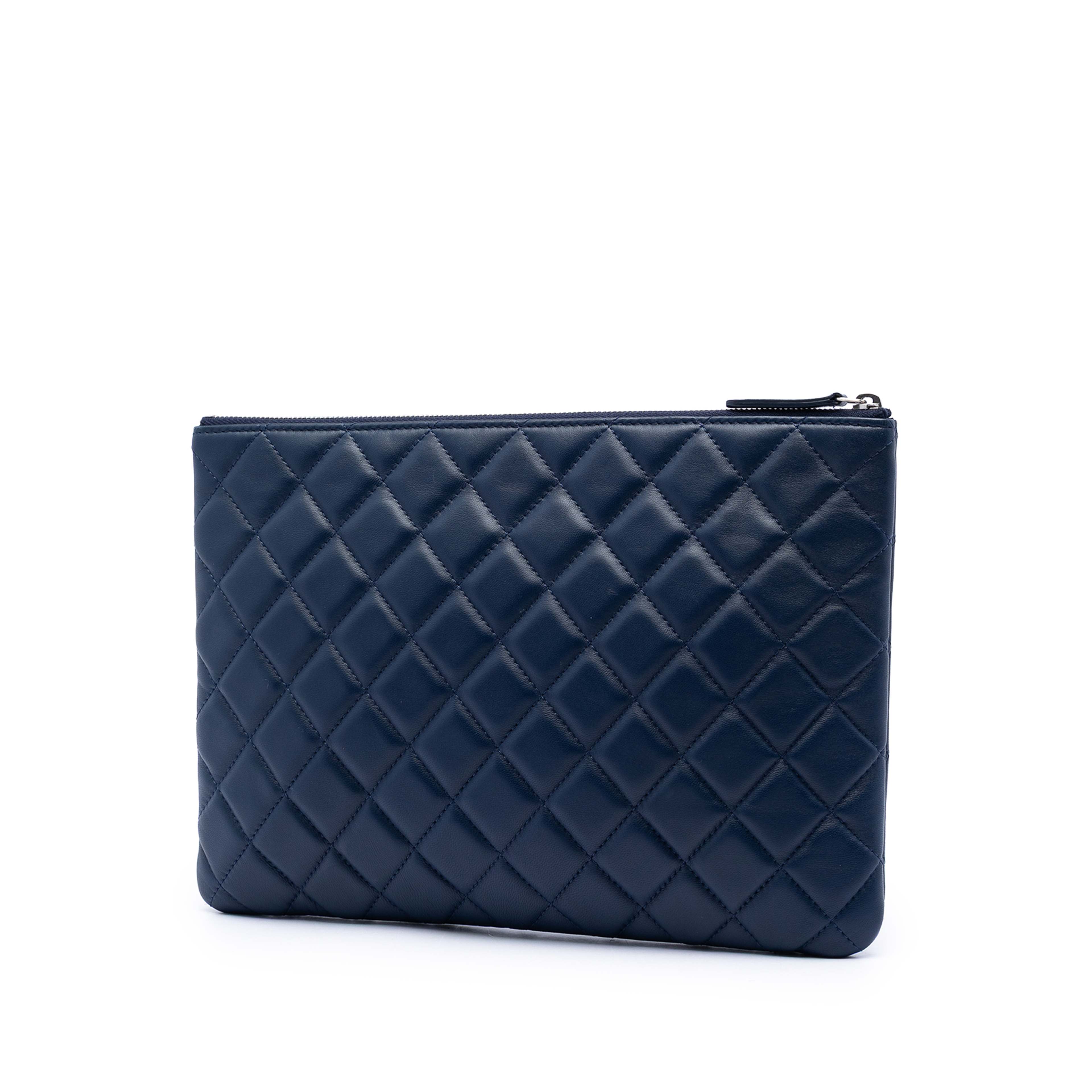 Chanel Medium Quilted Lambskin O Case Clutch, från Luxclusif, i färgen navy. Klicka för att öppna bilden i stort format