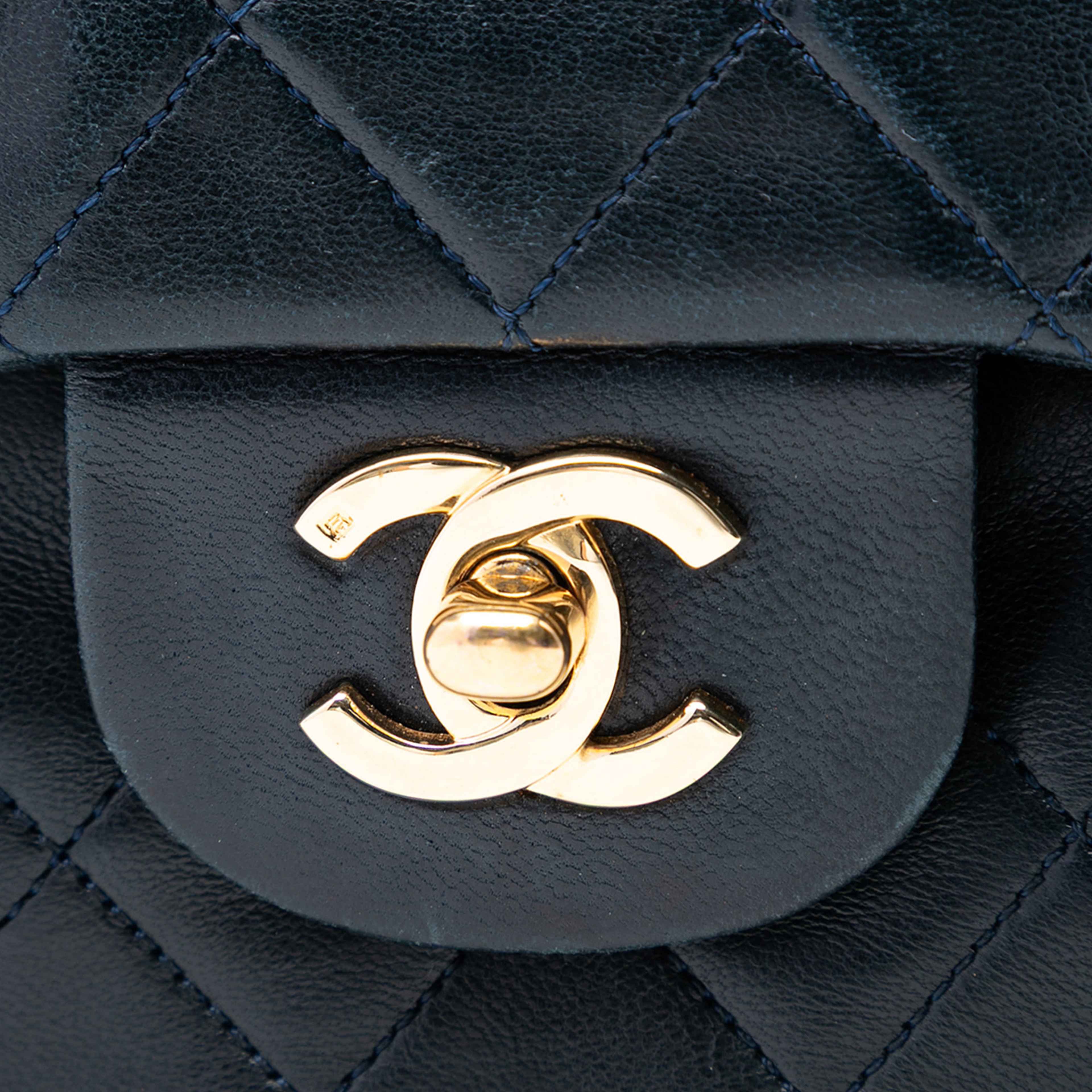 Chanel Medium Classic Lambskin Double Flap, från Luxclusif, i färgen navy. Klicka för att öppna bilden i stort format