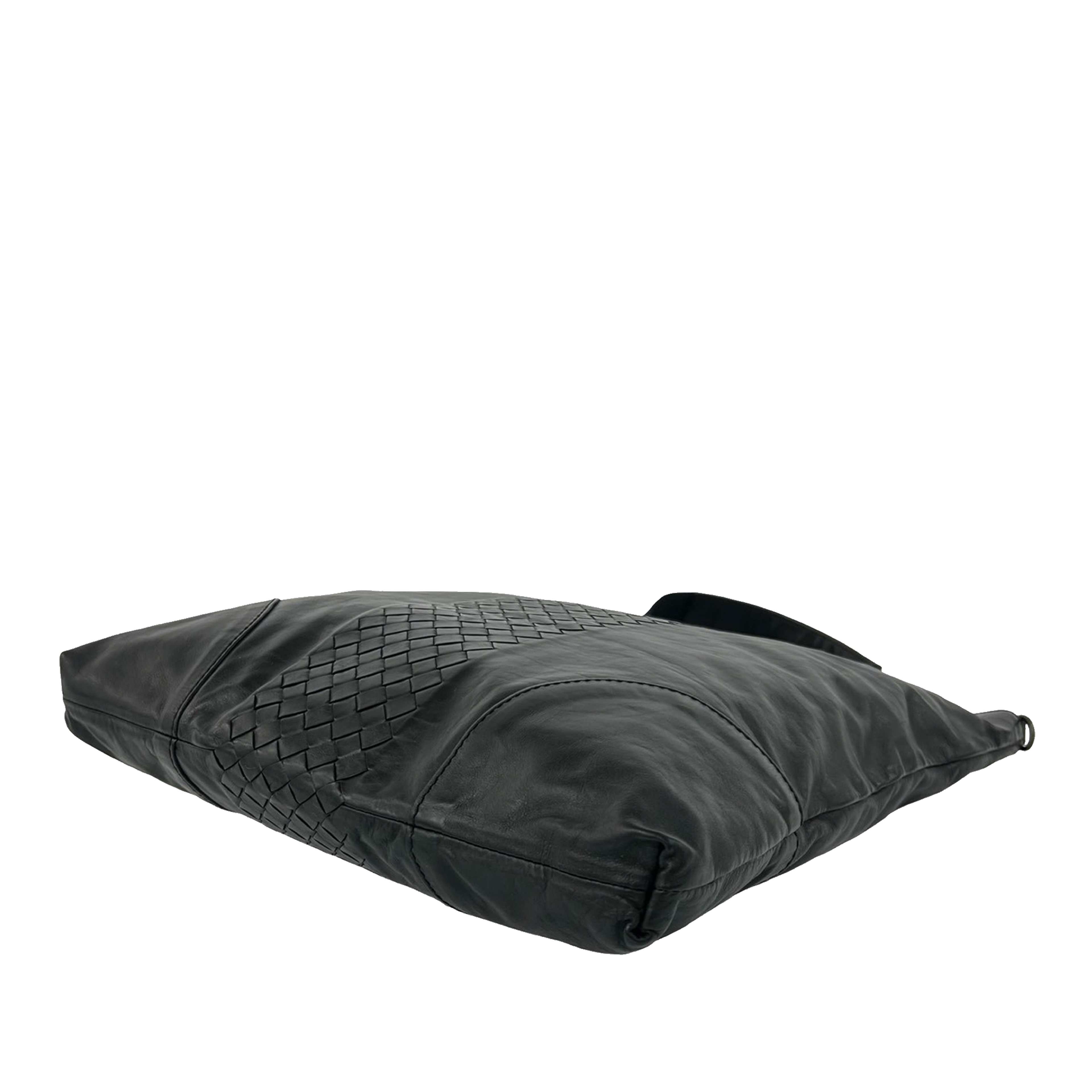 Bottega Veneta Intrecciato Trimmed Nappa Convertible Tote, från Luxclusif, i färgen black. Klicka för att öppna bilden i stort format