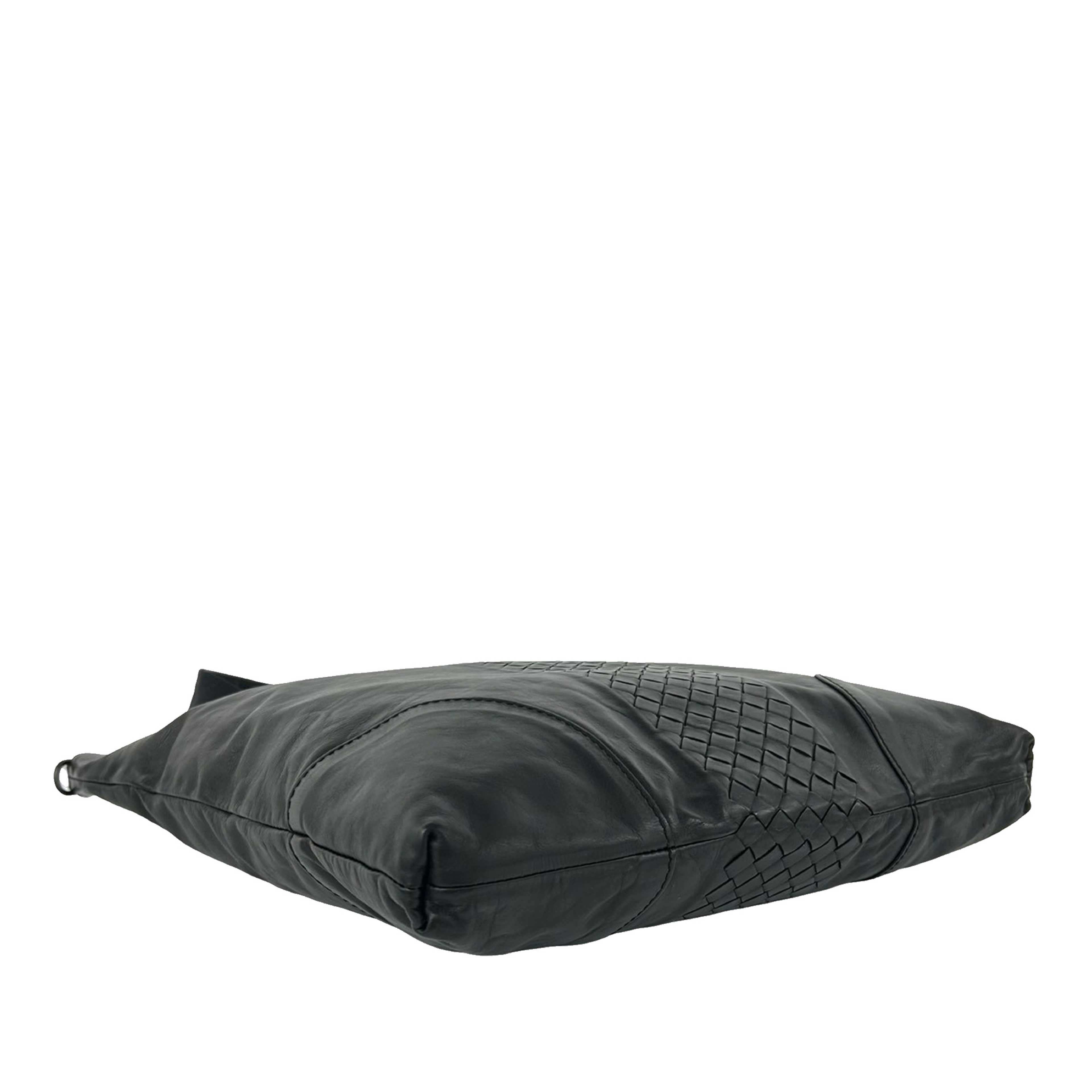 Bottega Veneta Intrecciato Trimmed Nappa Convertible Tote, från Luxclusif, i färgen black. Klicka för att öppna bilden i stort format