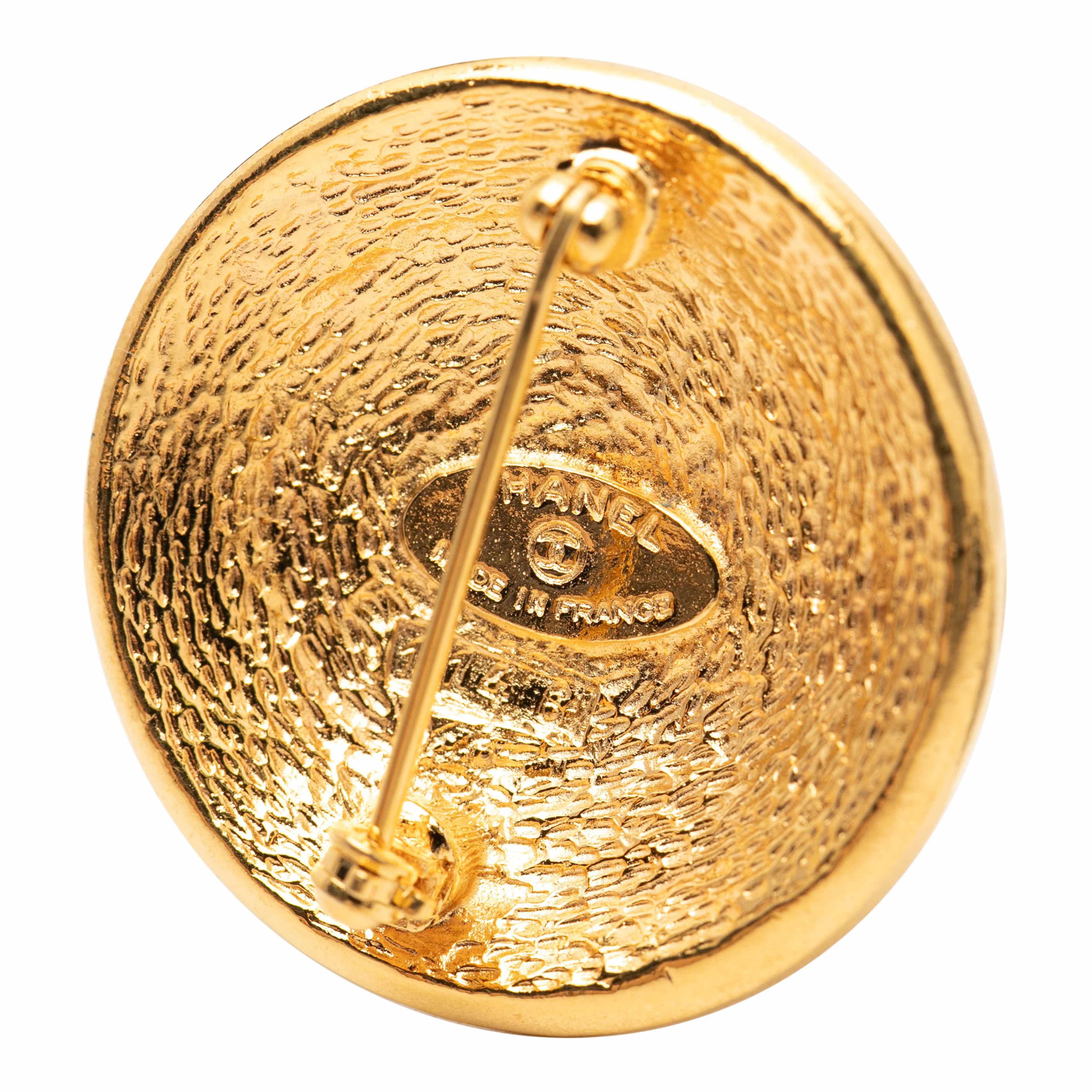 Chanel Gold Plated 31 Rue Cambon Round Brooch, från Luxclusif, i färgen gold. Klicka för att öppna bilden i stort format