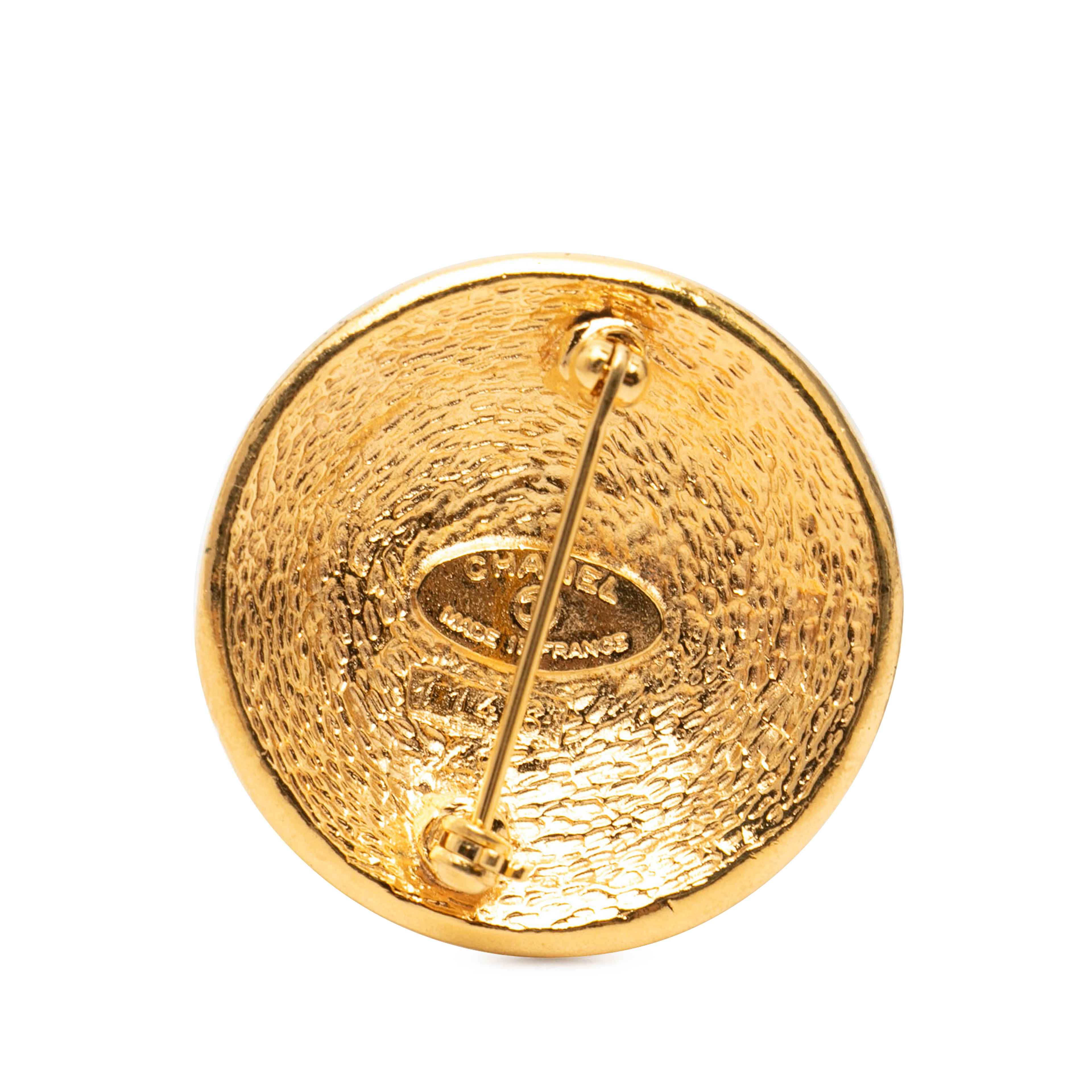 Chanel Gold Plated 31 Rue Cambon Round Brooch, från Luxclusif, i färgen gold. Klicka för att öppna bilden i stort format