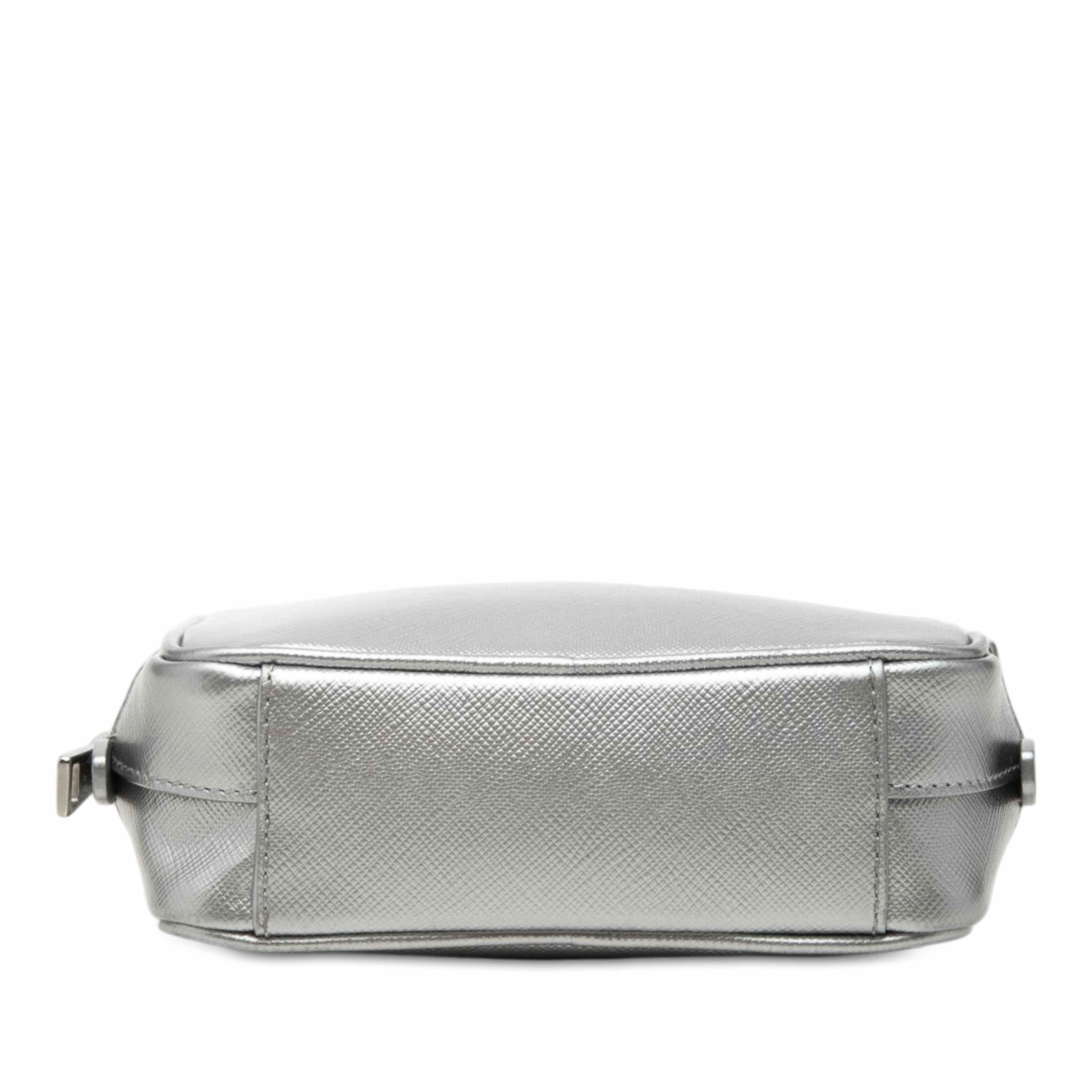 Prada Mini Metallic Saffiano Lux Camera Bag, från Luxclusif, i färgen silver. Klicka för att öppna bilden i stort format