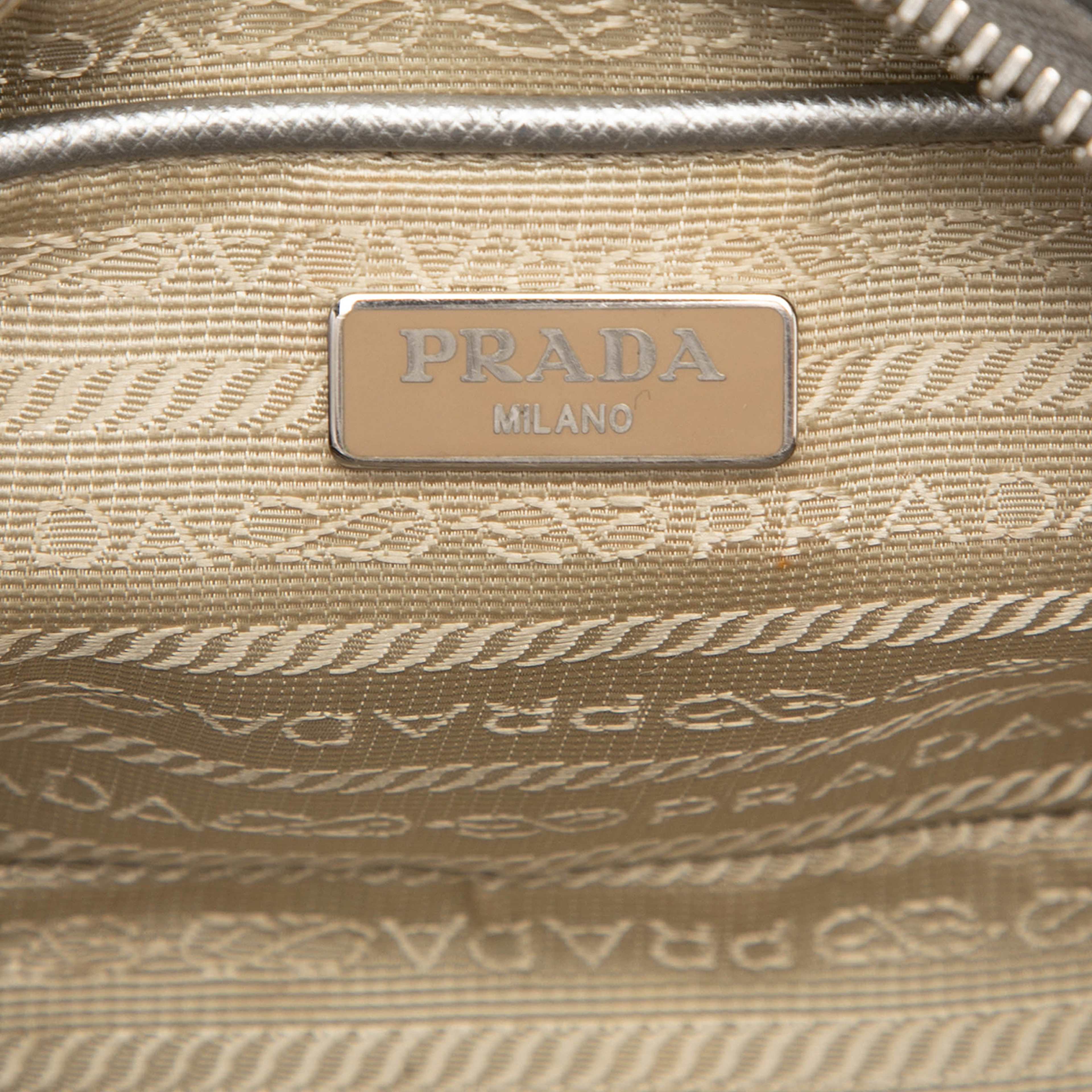 Prada Mini Metallic Saffiano Lux Camera Bag, från Luxclusif, i färgen silver. Klicka för att öppna bilden i stort format