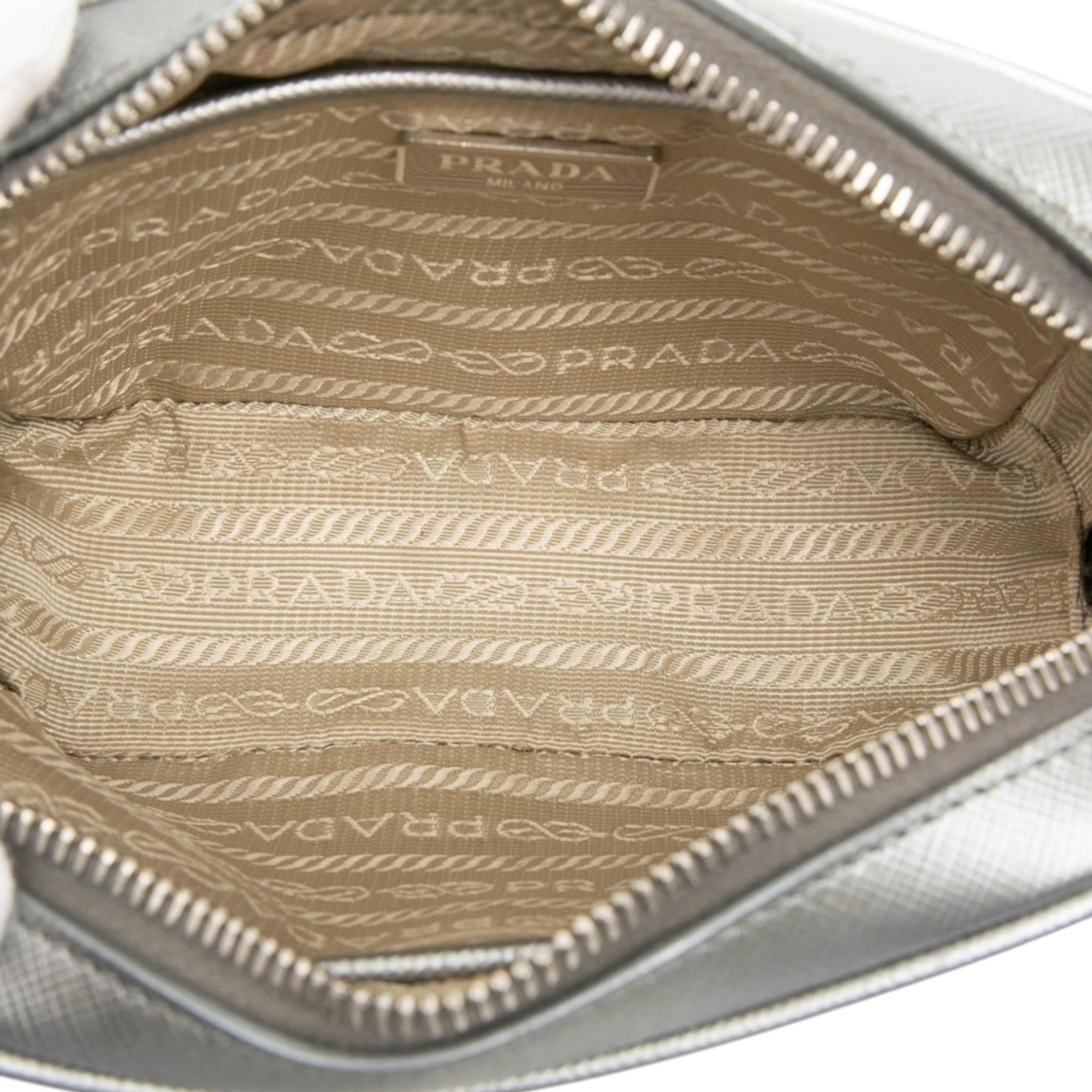 Prada Mini Metallic Saffiano Lux Camera Bag, från Luxclusif, i färgen silver. Klicka för att öppna bilden i stort format