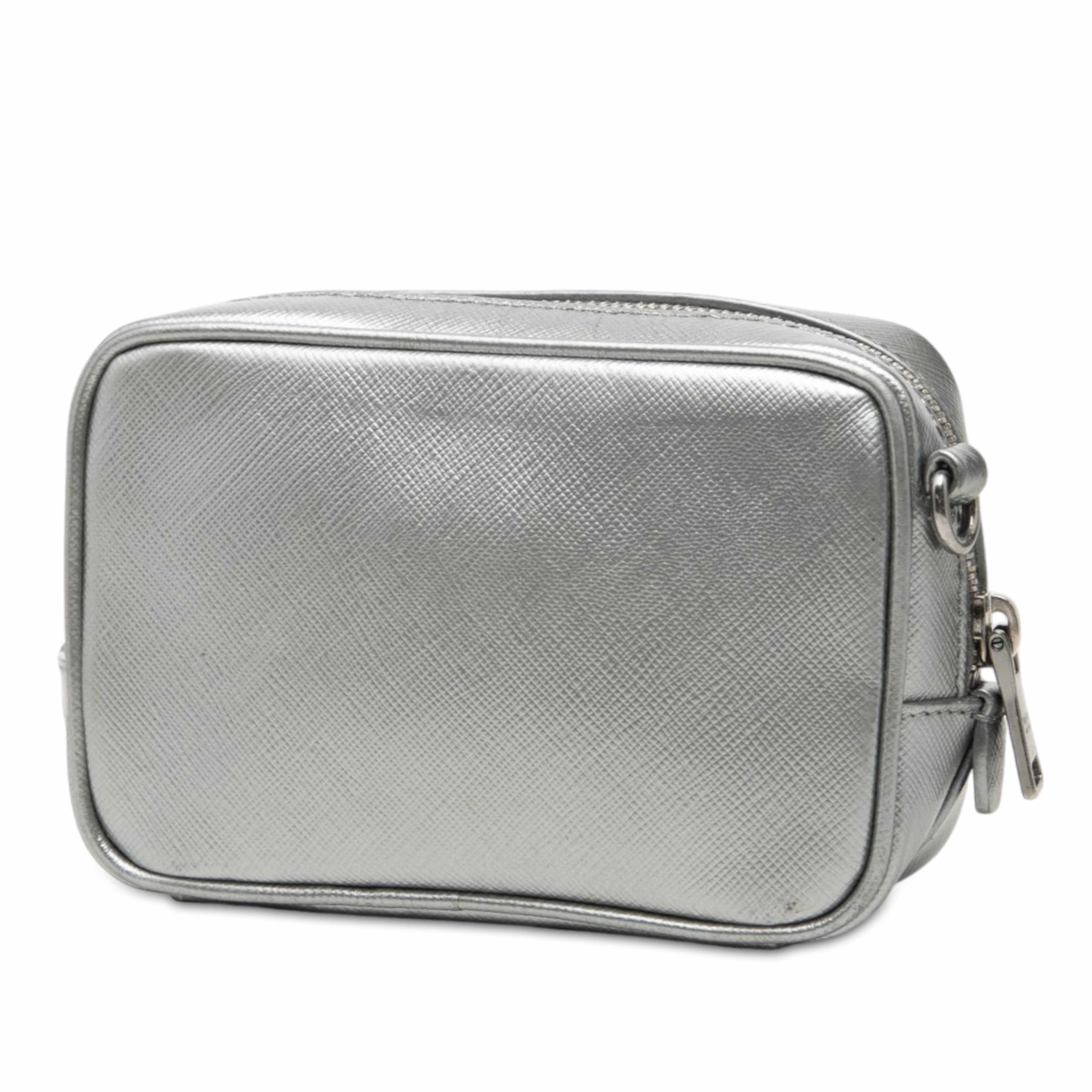 Prada Mini Metallic Saffiano Lux Camera Bag, från Luxclusif, i färgen silver. Klicka för att öppna bilden i stort format