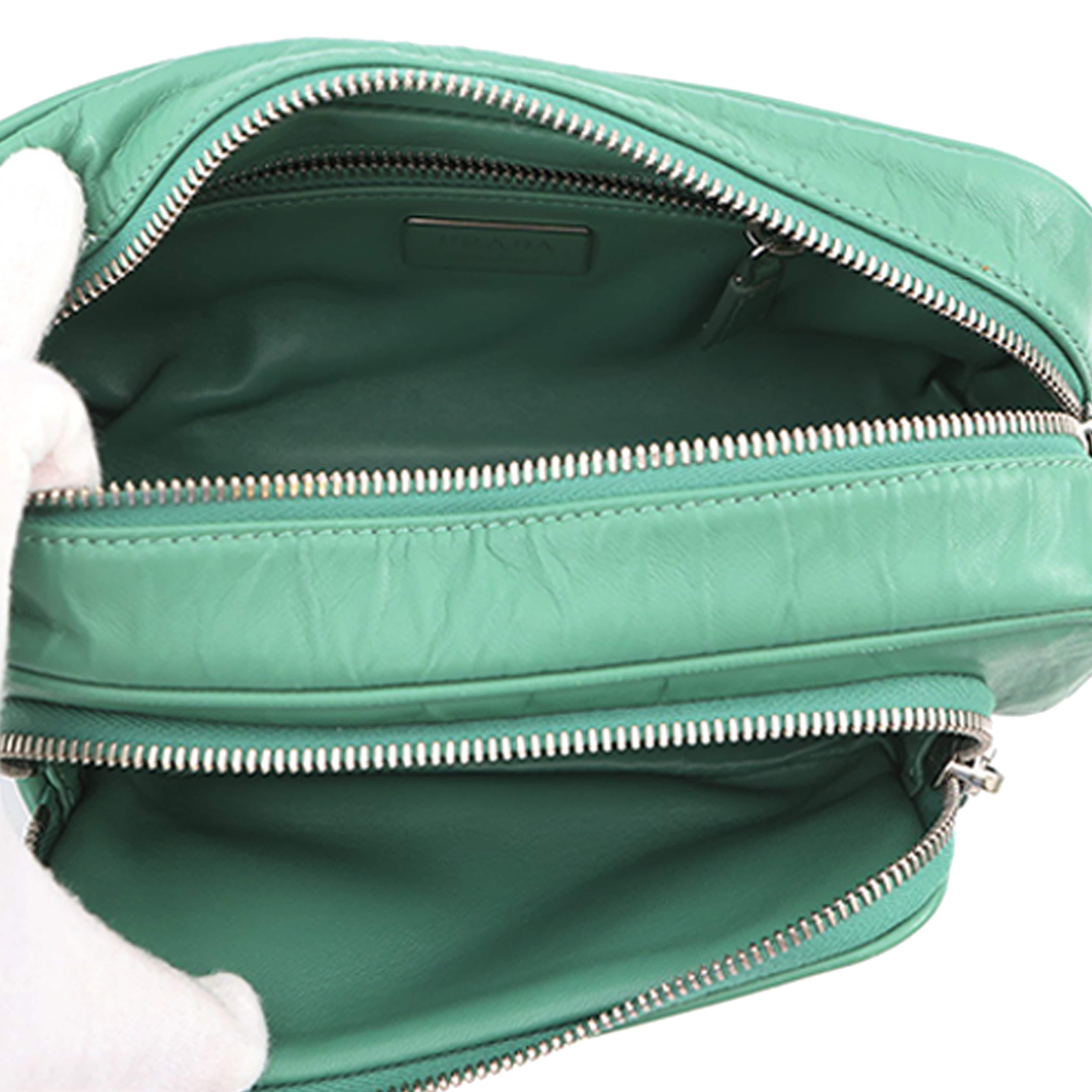Prada Nappa Antique Multi Pocket Crossbody, från Luxclusif, i färgen green. Klicka för att öppna bilden i stort format