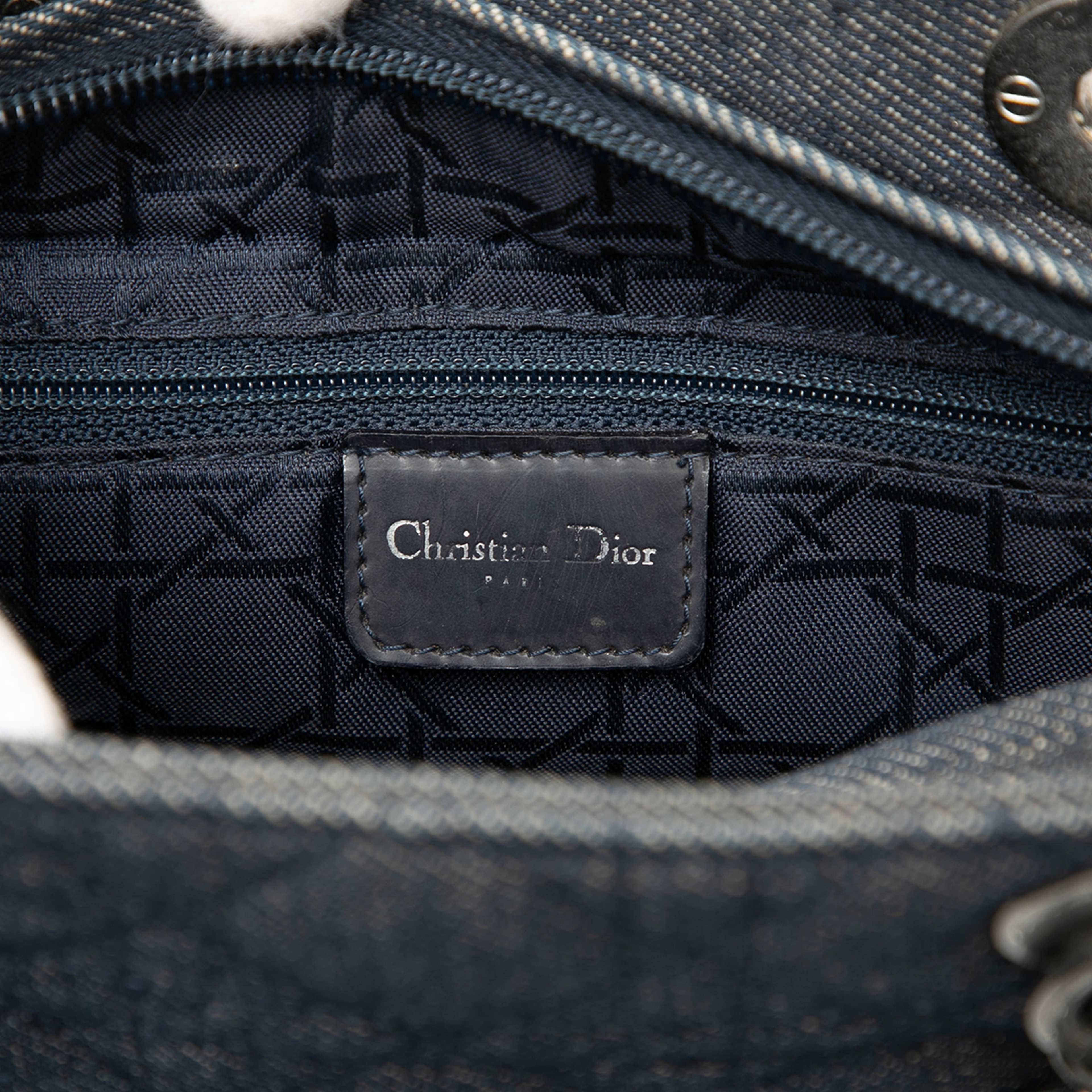 Dior Medium Denim Cannage Lady Dior, från Luxclusif, i färgen navy. Klicka för att öppna bilden i stort format