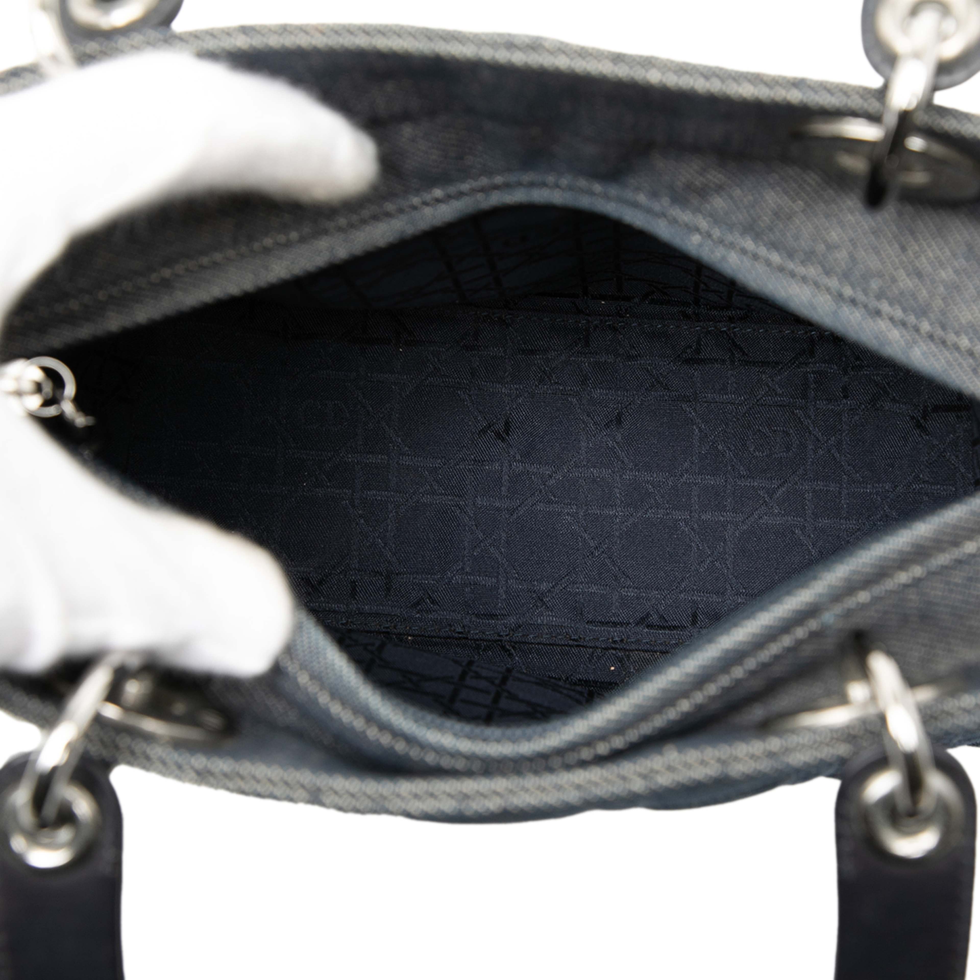 Dior Medium Denim Cannage Lady Dior, från Luxclusif, i färgen navy. Klicka för att öppna bilden i stort format