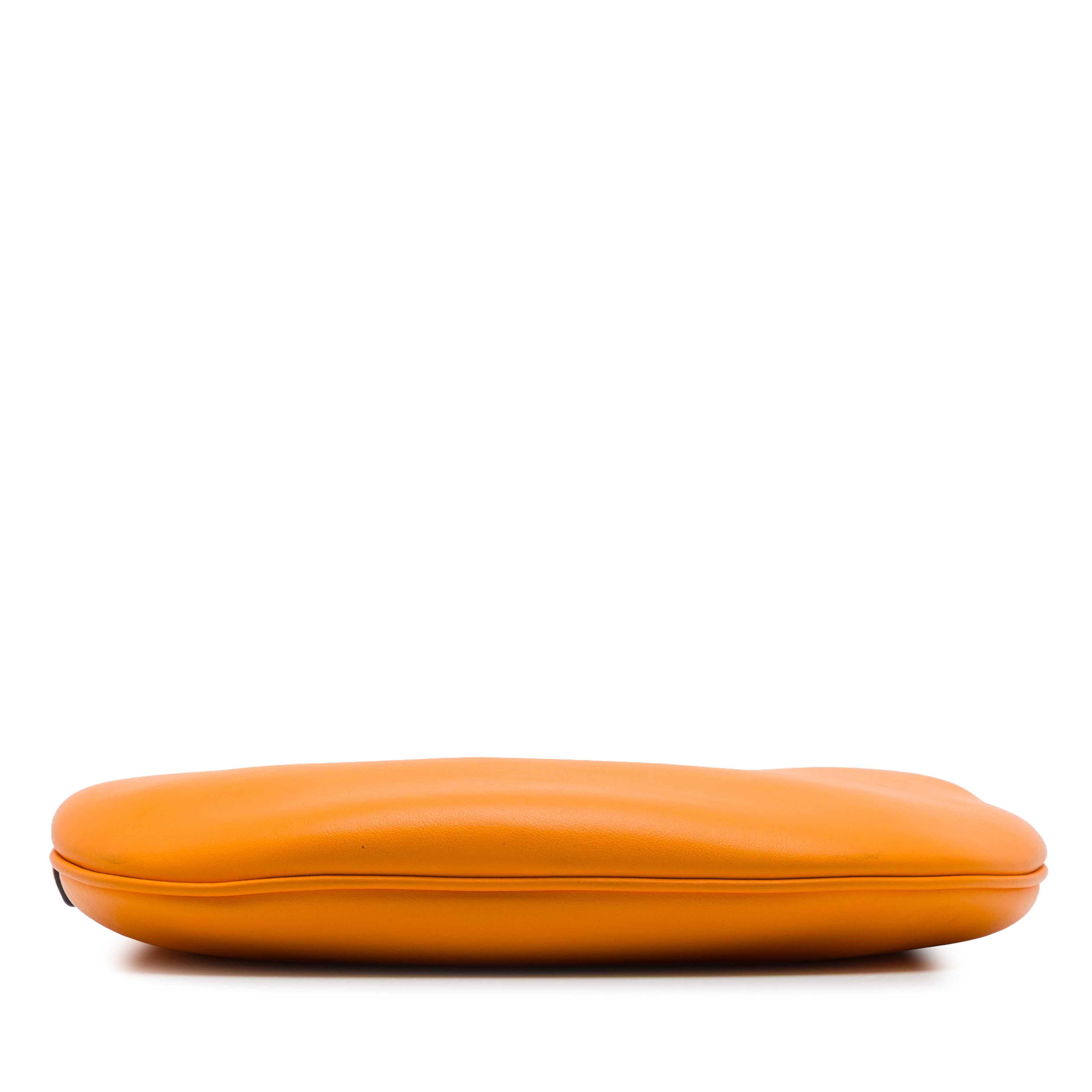 Fendi Small Leather Croissant Hobo Bag, från Luxclusif, i färgen orange. Klicka för att öppna bilden i stort format