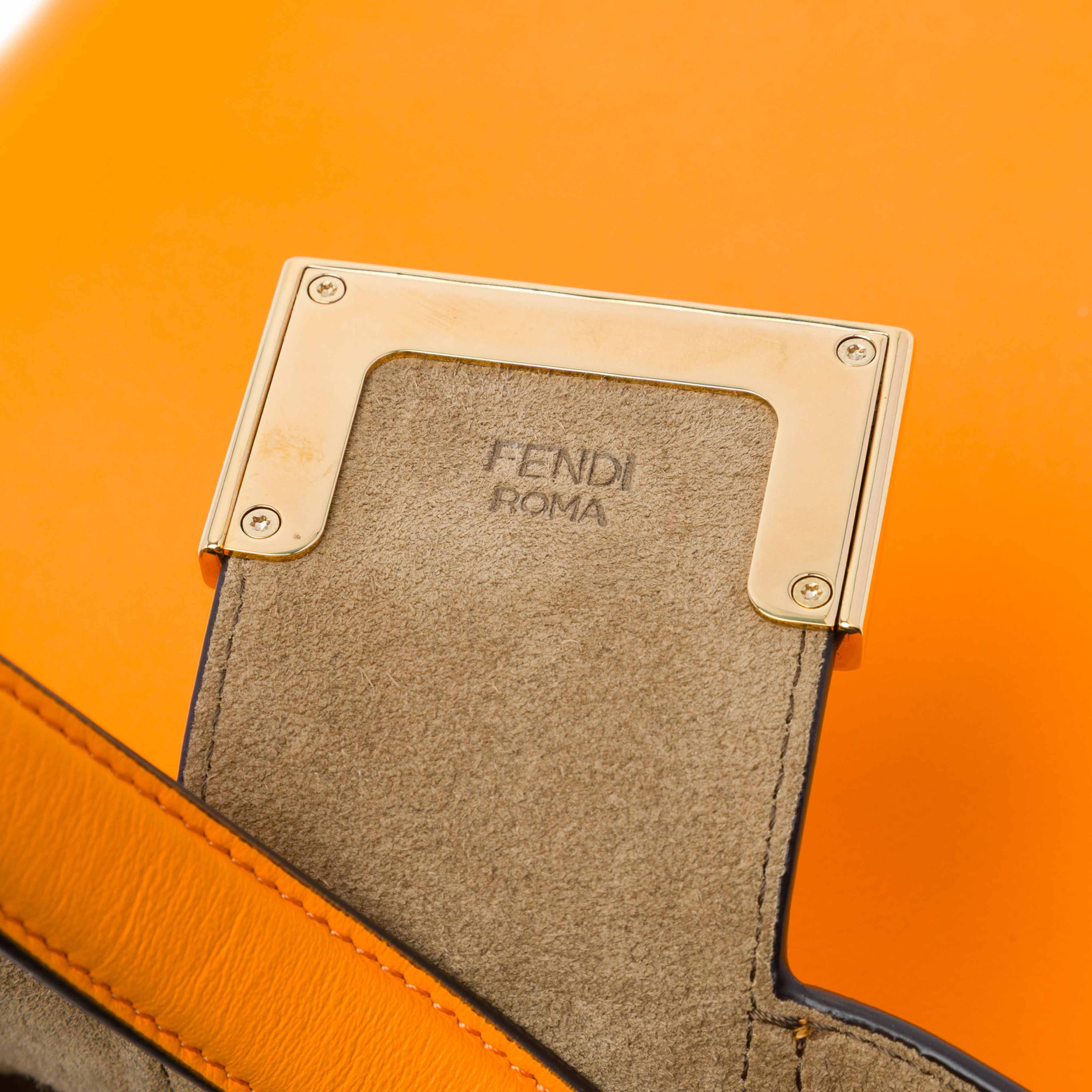 Fendi Small Leather Croissant Hobo Bag, från Luxclusif, i färgen orange. Klicka för att öppna bilden i stort format