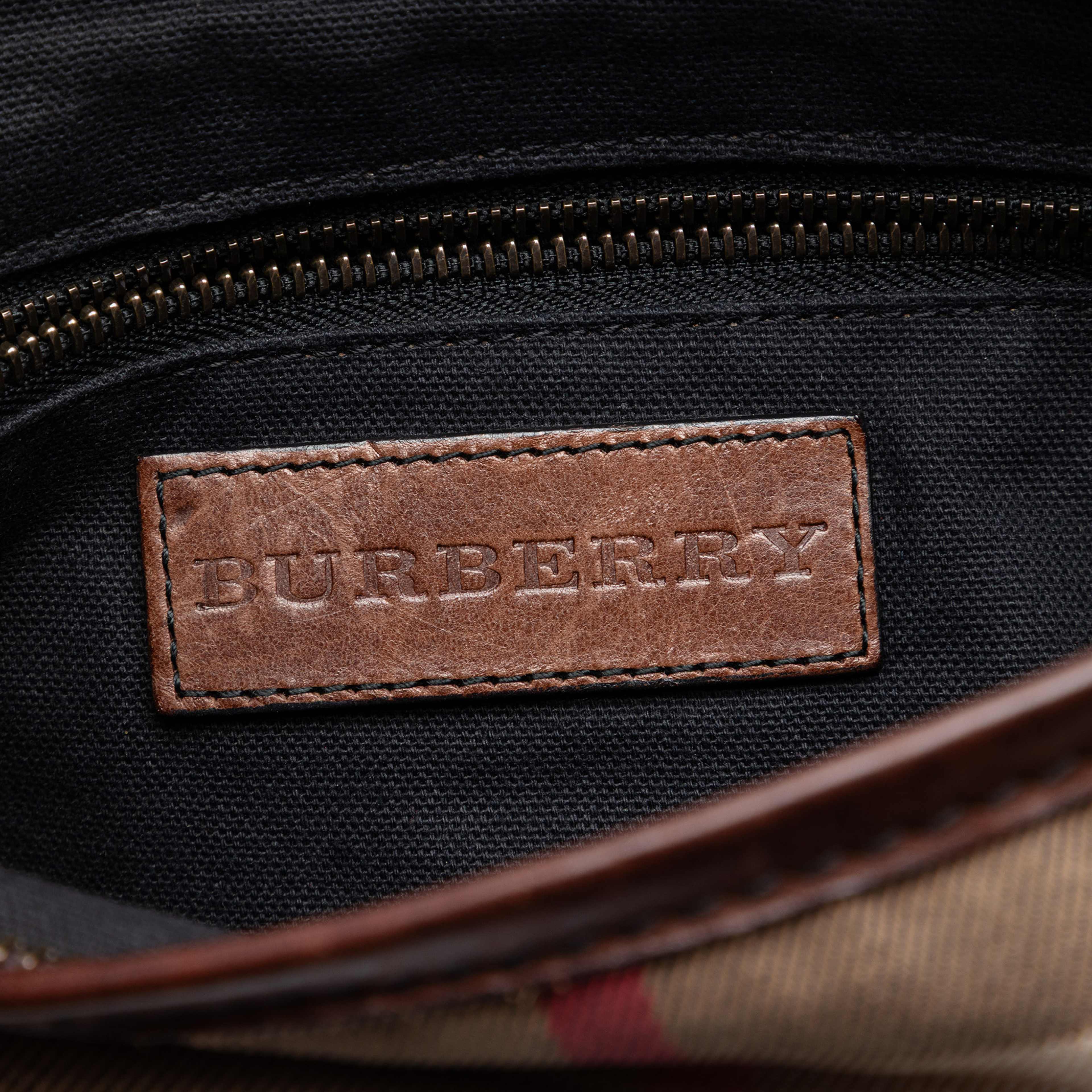 Burberry Exploded Check Canvas Crossbody, från Luxclusif, i färgen beige. Klicka för att öppna bilden i stort format