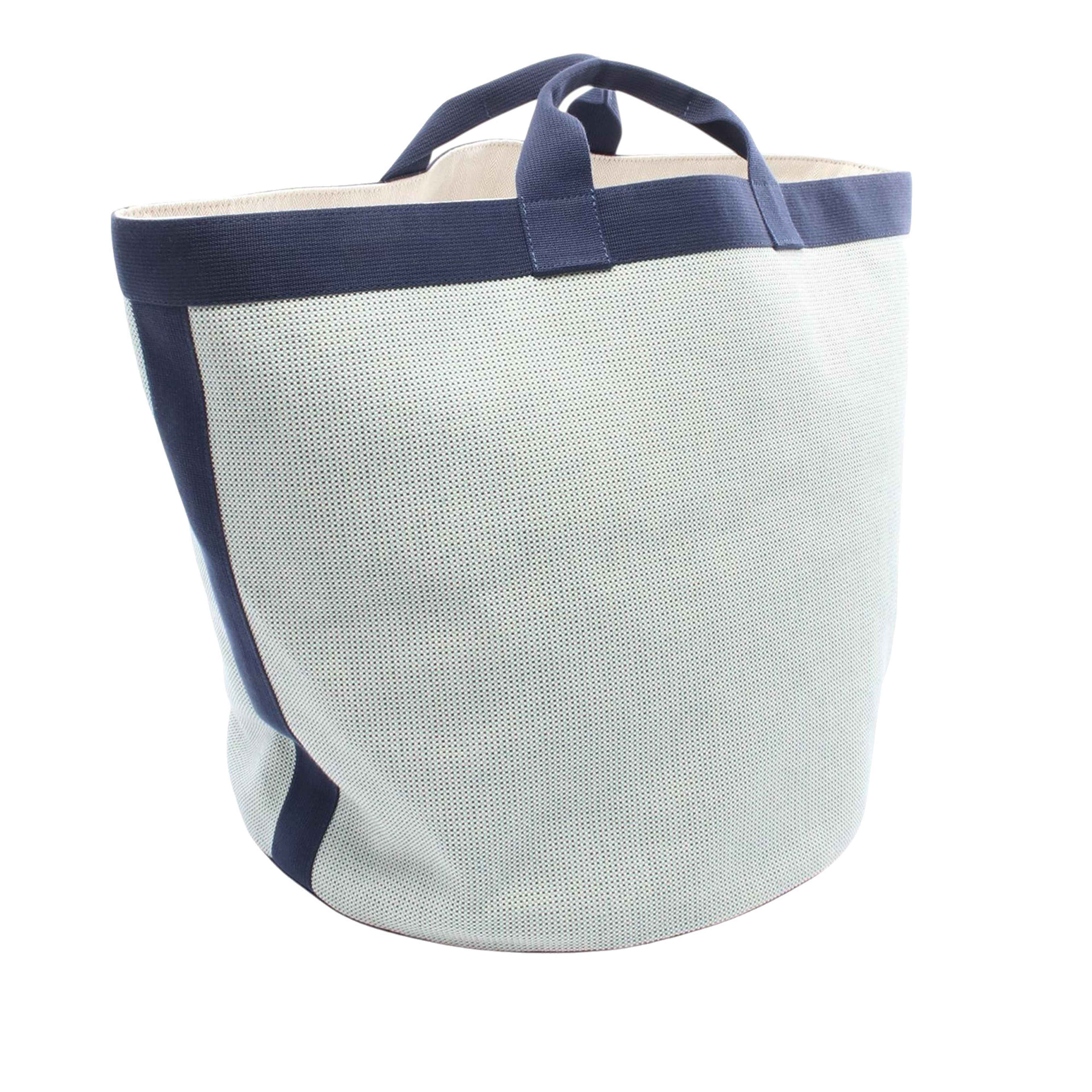 Hermès Toile Basket Tote, från Luxclusif, i färgen light blue. Klicka för att öppna bilden i stort format