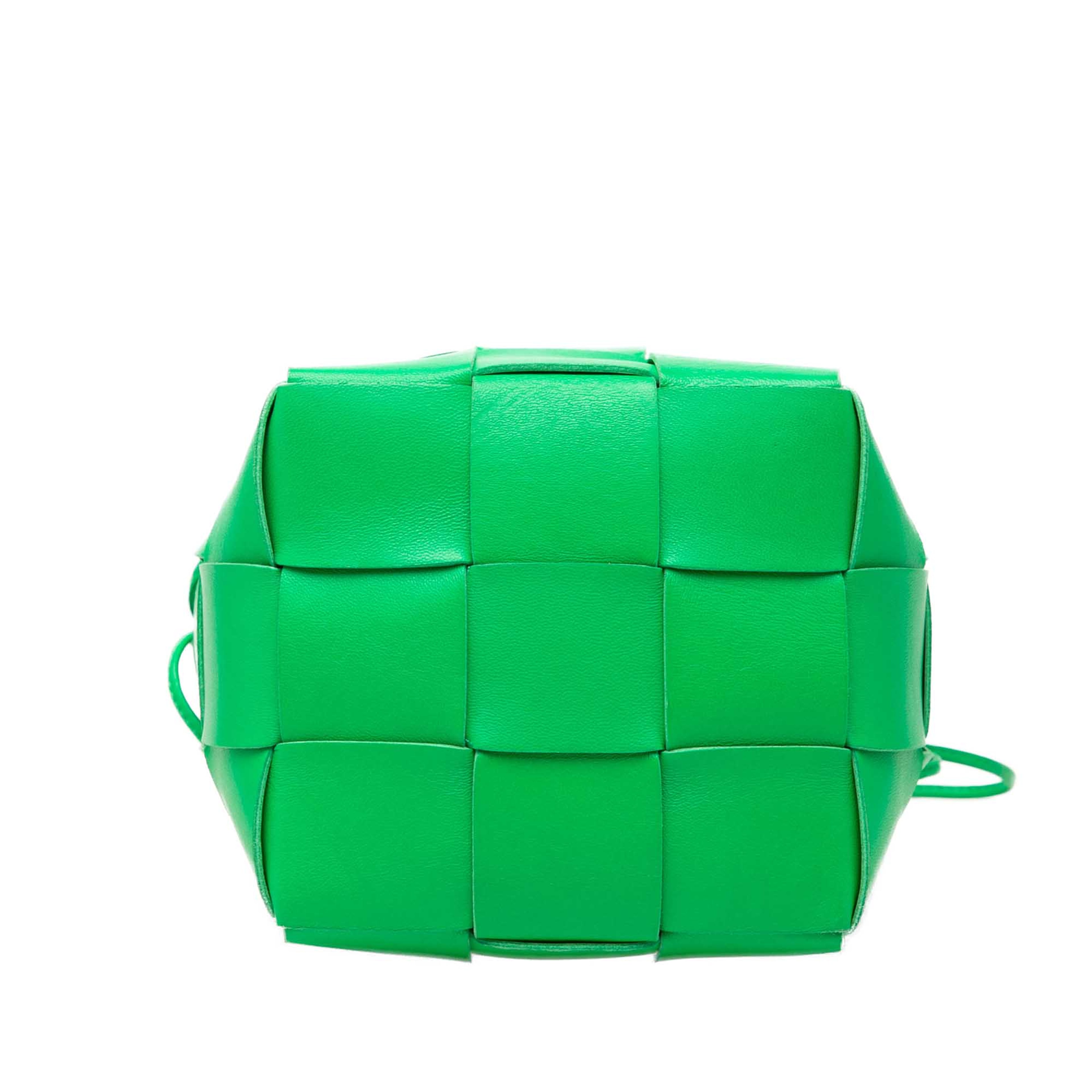 Bottega Veneta Small Nappa Maxi Intrecciato Cassette Bucket Bag, från Luxclusif, i färgen grön. Klicka för att öppna bilden i stort format