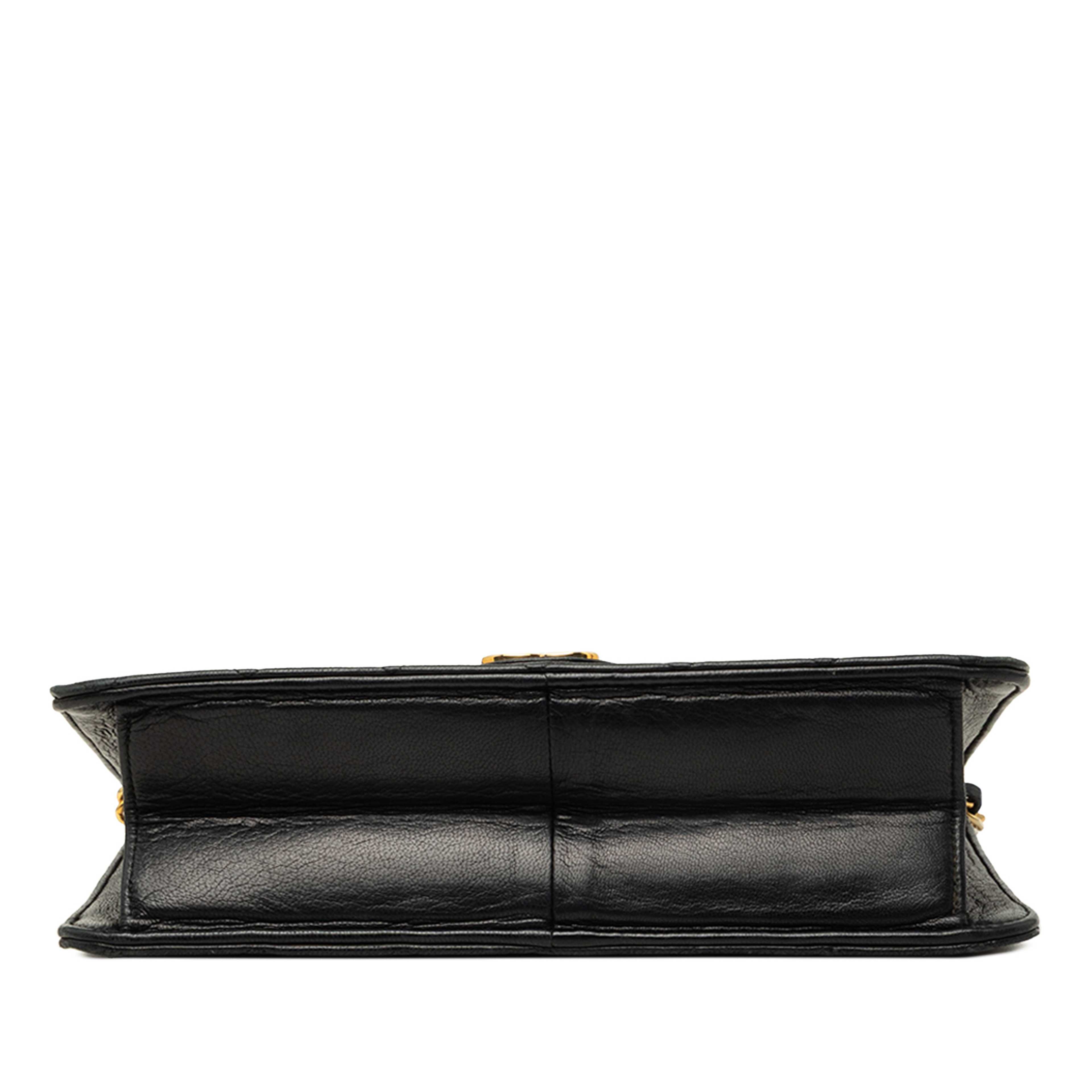 Chanel Small Cc Quilted Lambskin Single Flap, från Luxclusif, i färgen svart. Klicka för att öppna bilden i stort format