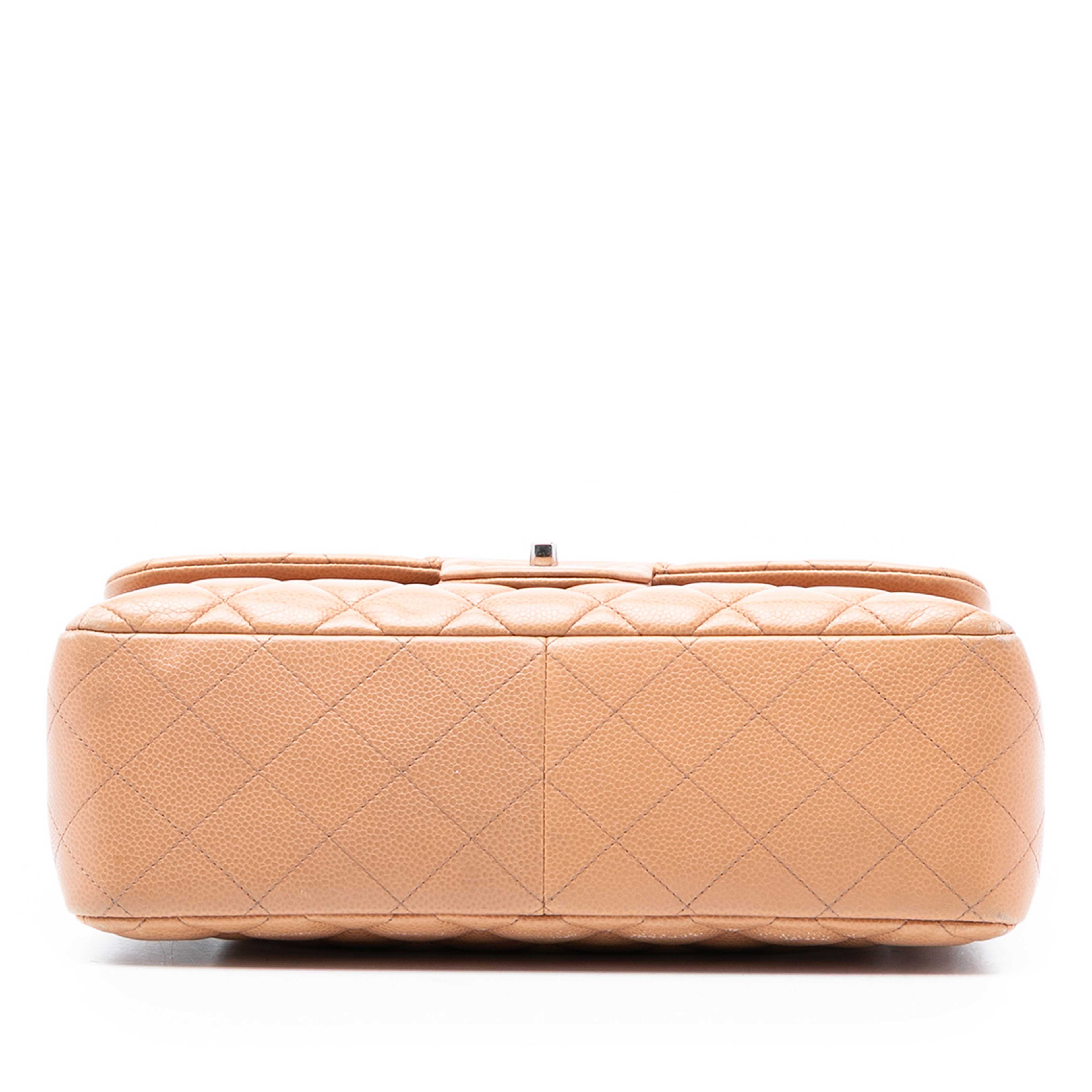 Chanel Jumbo Classic Caviar Double Flap, från Luxclusif, i färgen light beige. Klicka för att öppna bilden i stort format